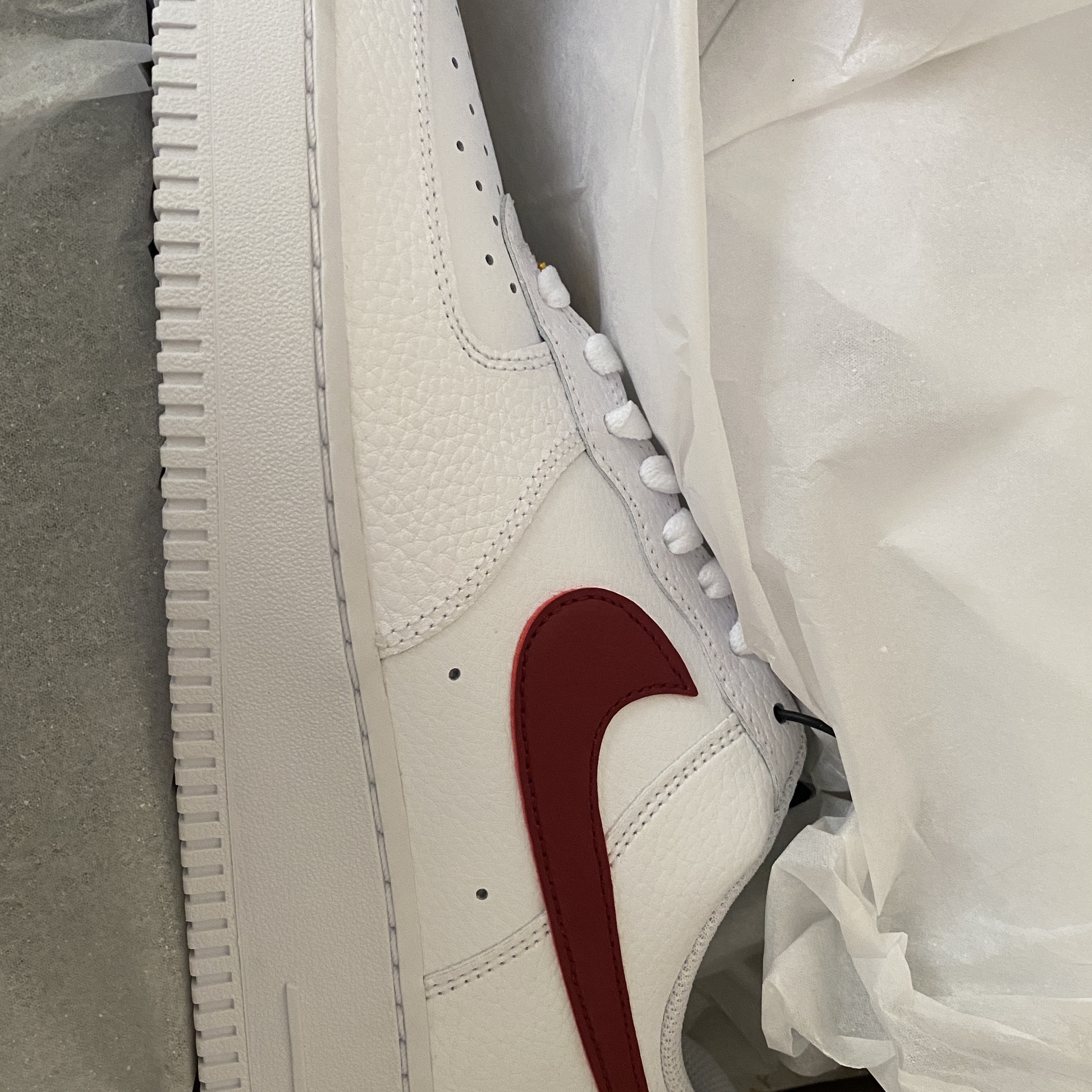 Nike Air Force 1 '07 Low White Team Red 착용 스타일 - 2