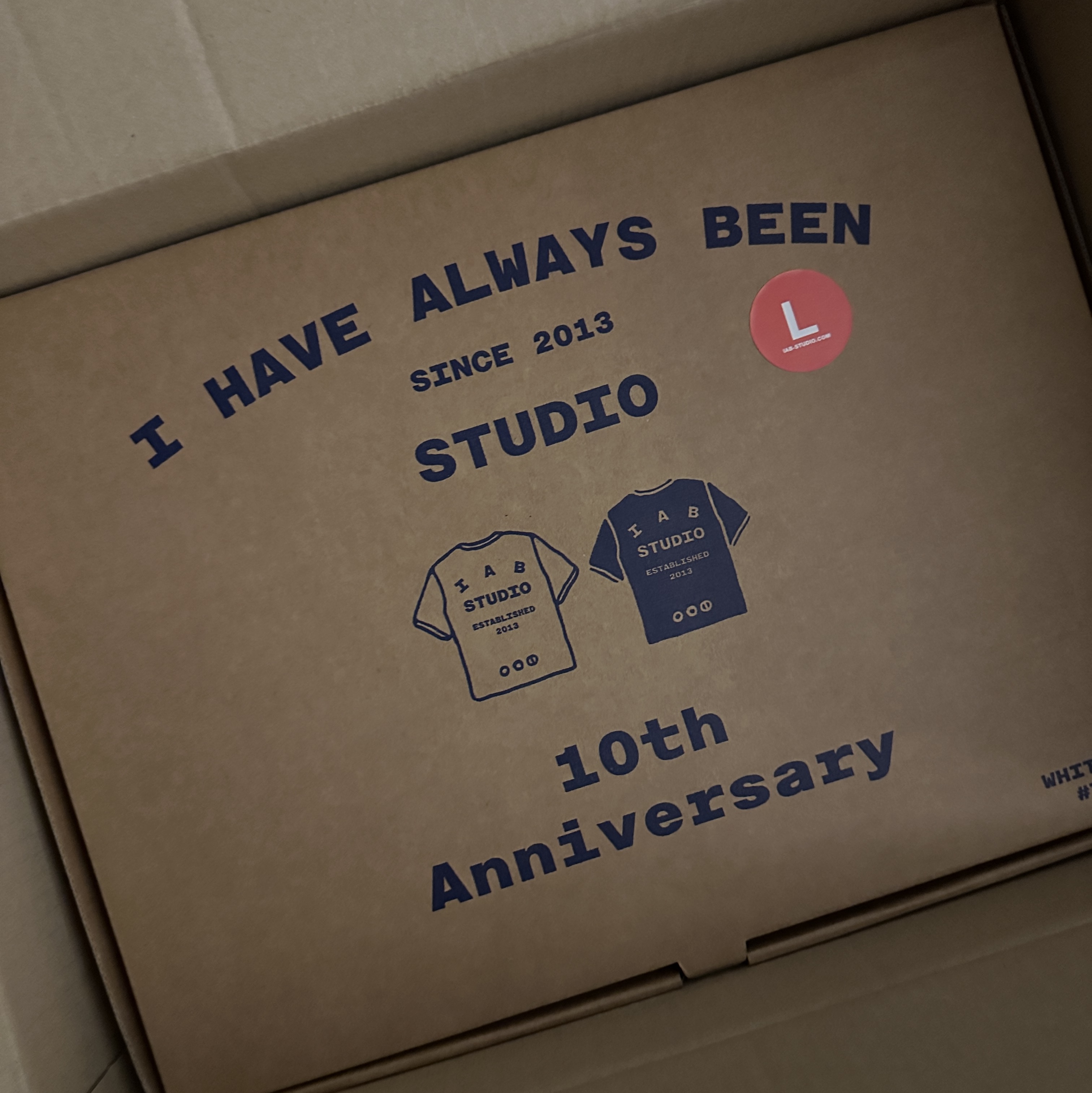 IAB Studio 10th Anniversary T-Shirts Pack White & Black (2 Pack) 착용 스타일