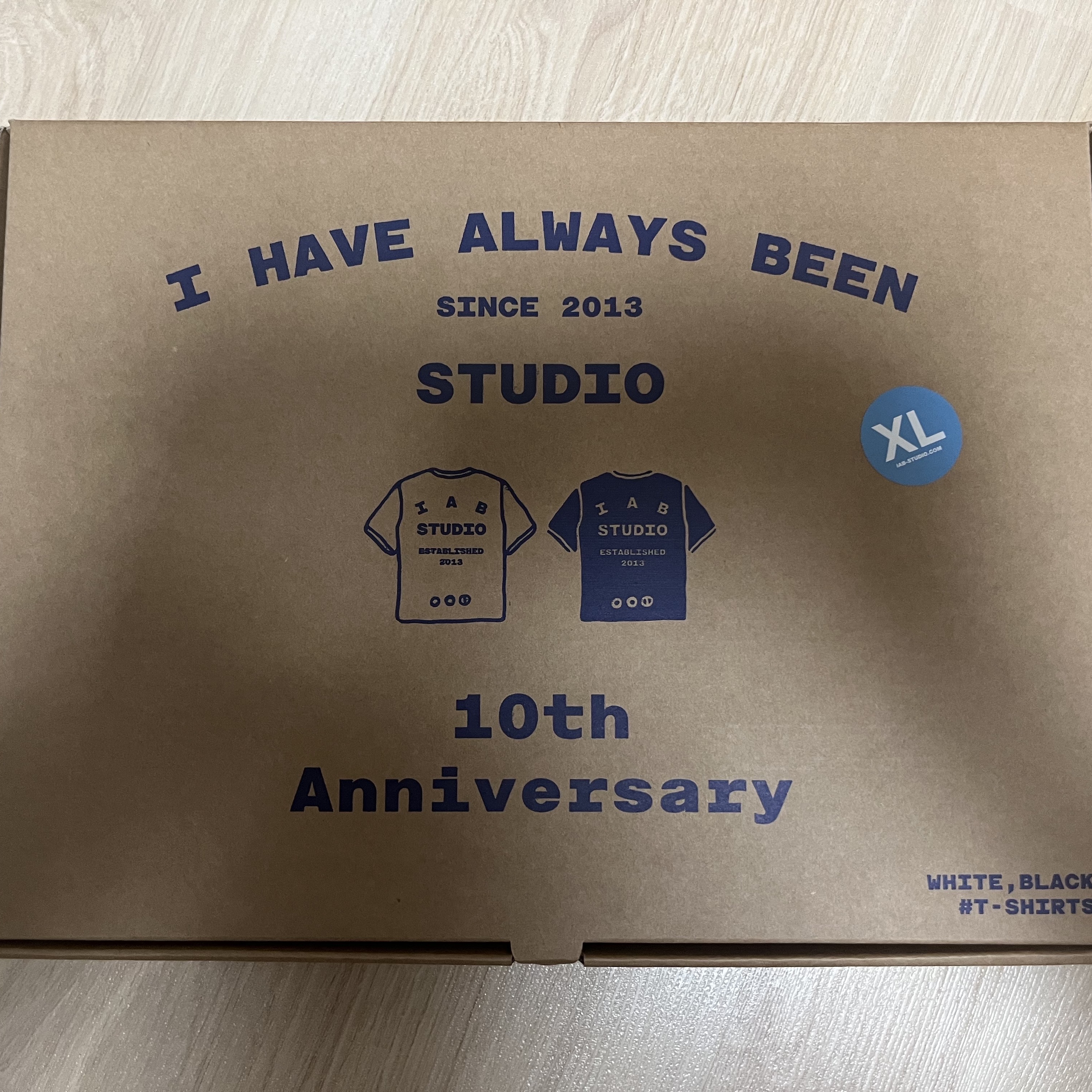 아이앱 스튜디오 10주년 티셔츠 팩 화이트 & 블랙 (2개입) 착용 스타일
