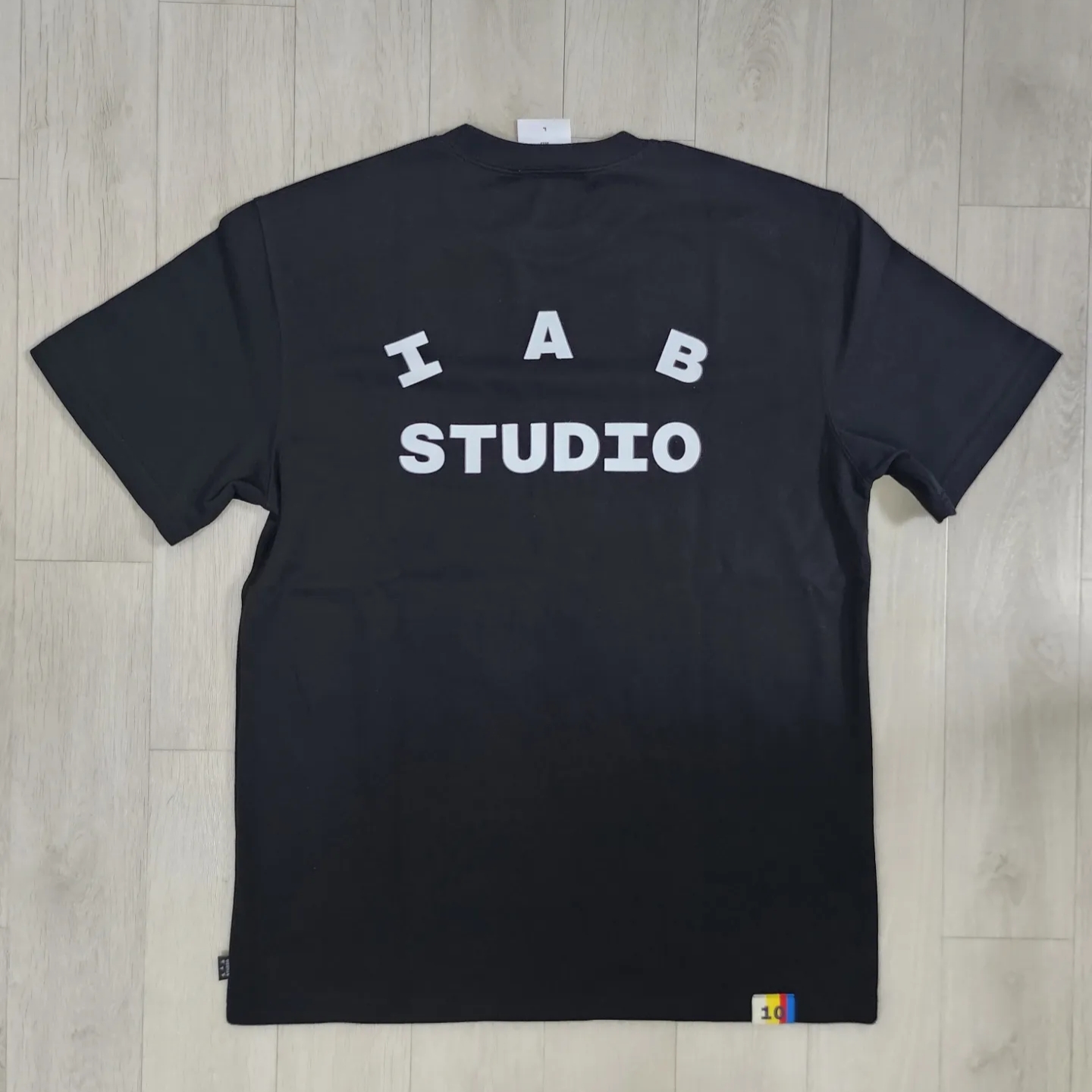 IAB Studio 10th Anniversary T-Shirts Pack White & Black (2 Pack) 착용 스타일 - 5