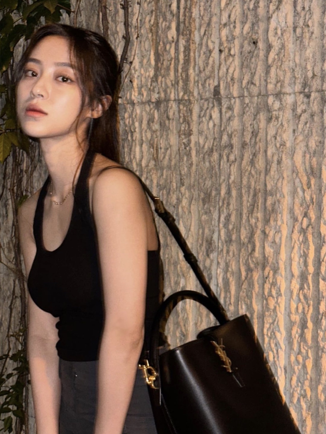 Saint Laurent Le 37 in Shiny Leather Black 착용 스타일 - 2