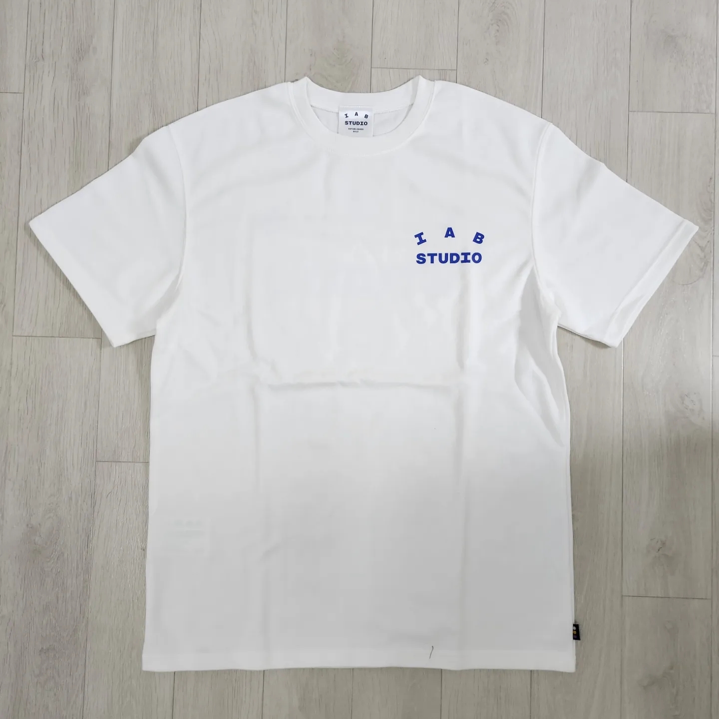 IAB Studio 10th Anniversary T-Shirts Pack White & Black (2 Pack) 착용 스타일 - 2