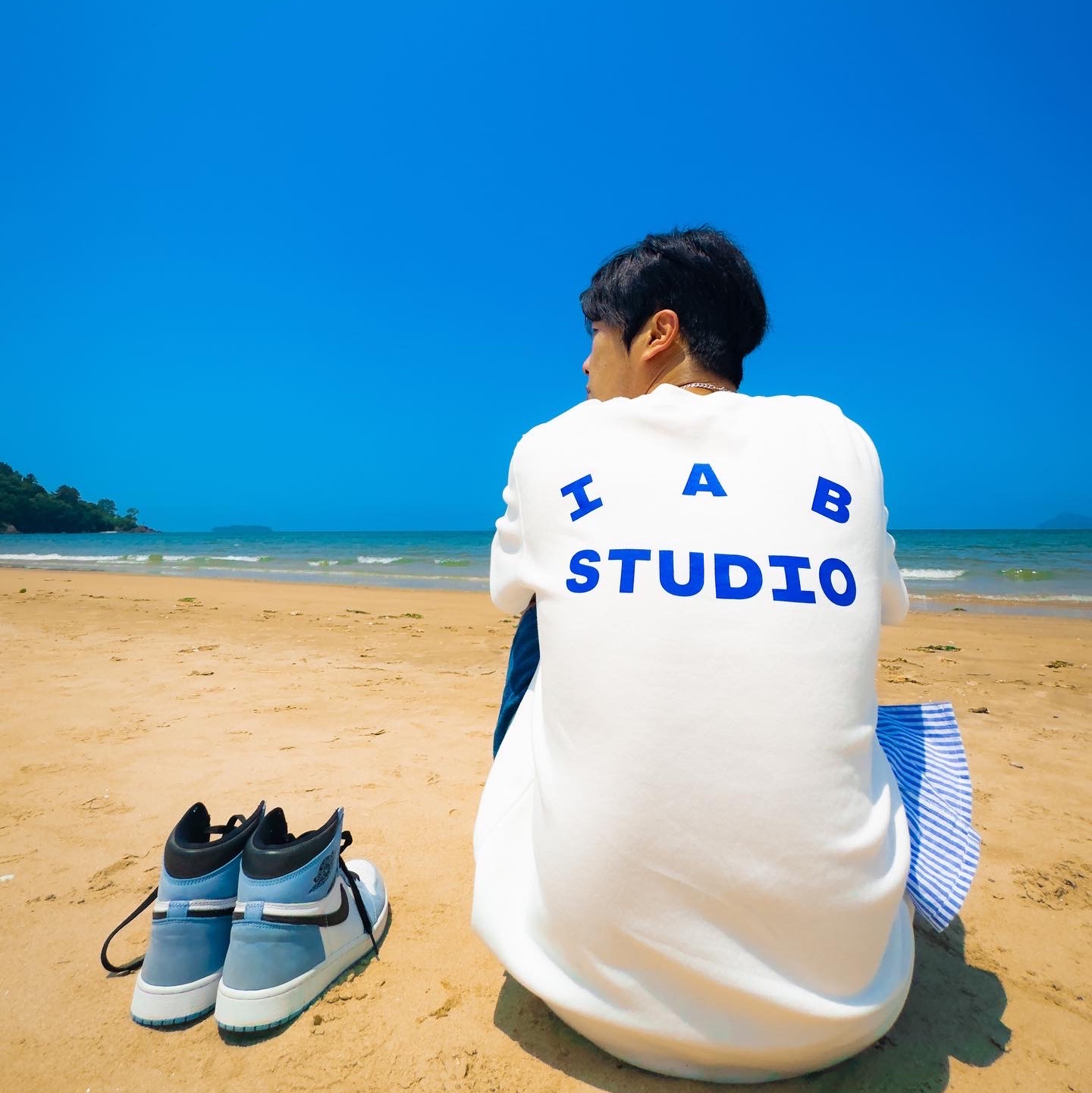 IAB Studio 10th Anniversary T-Shirts Pack White & Black (2 Pack), Jordan 1 Retro High OG University Blue 착용 스타일 - 2