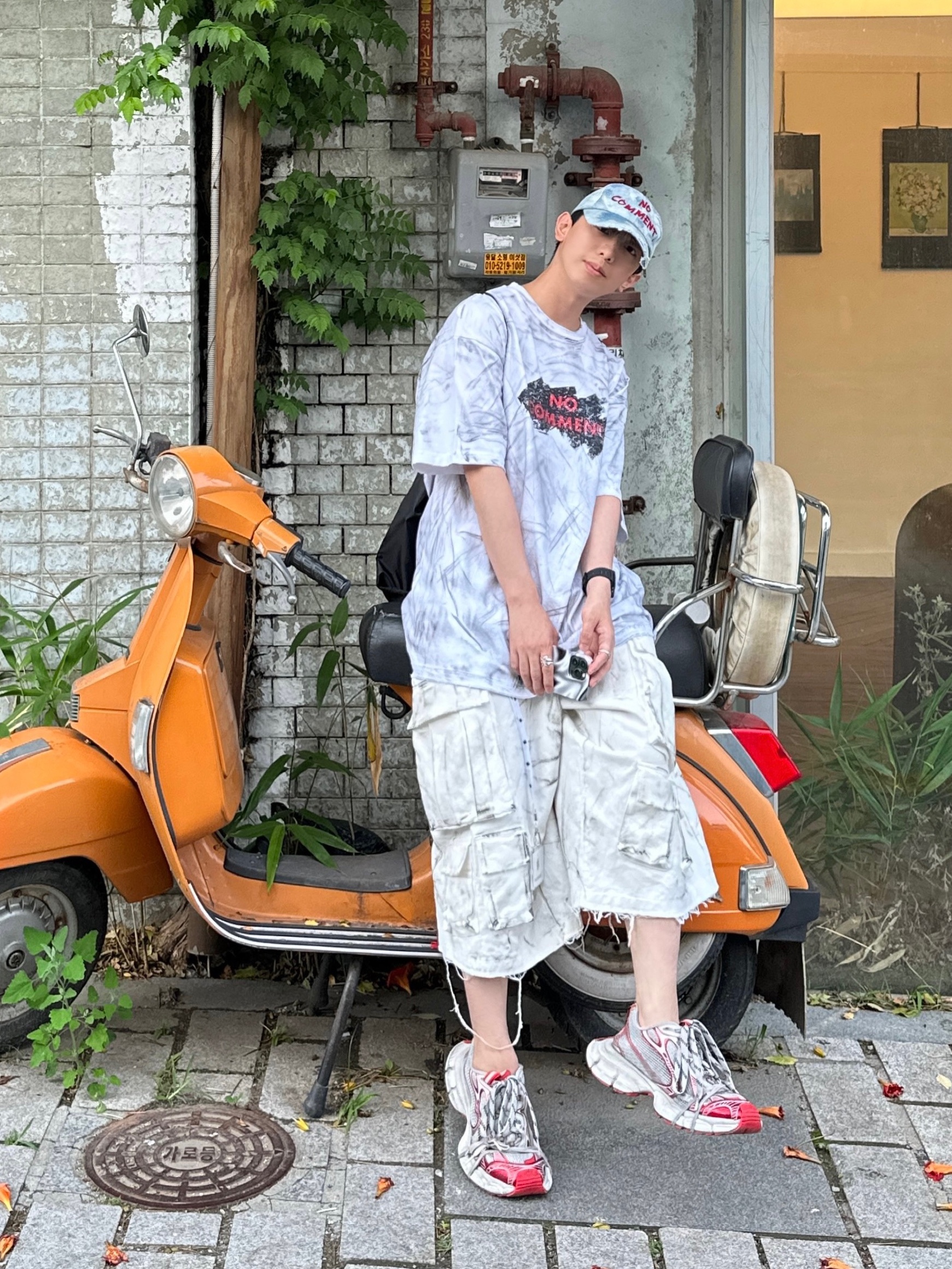 Nos Couleurs No Comment Cap Denim, Nos Couleurs No Comment T-Shirt White 착용 스타일 - 2