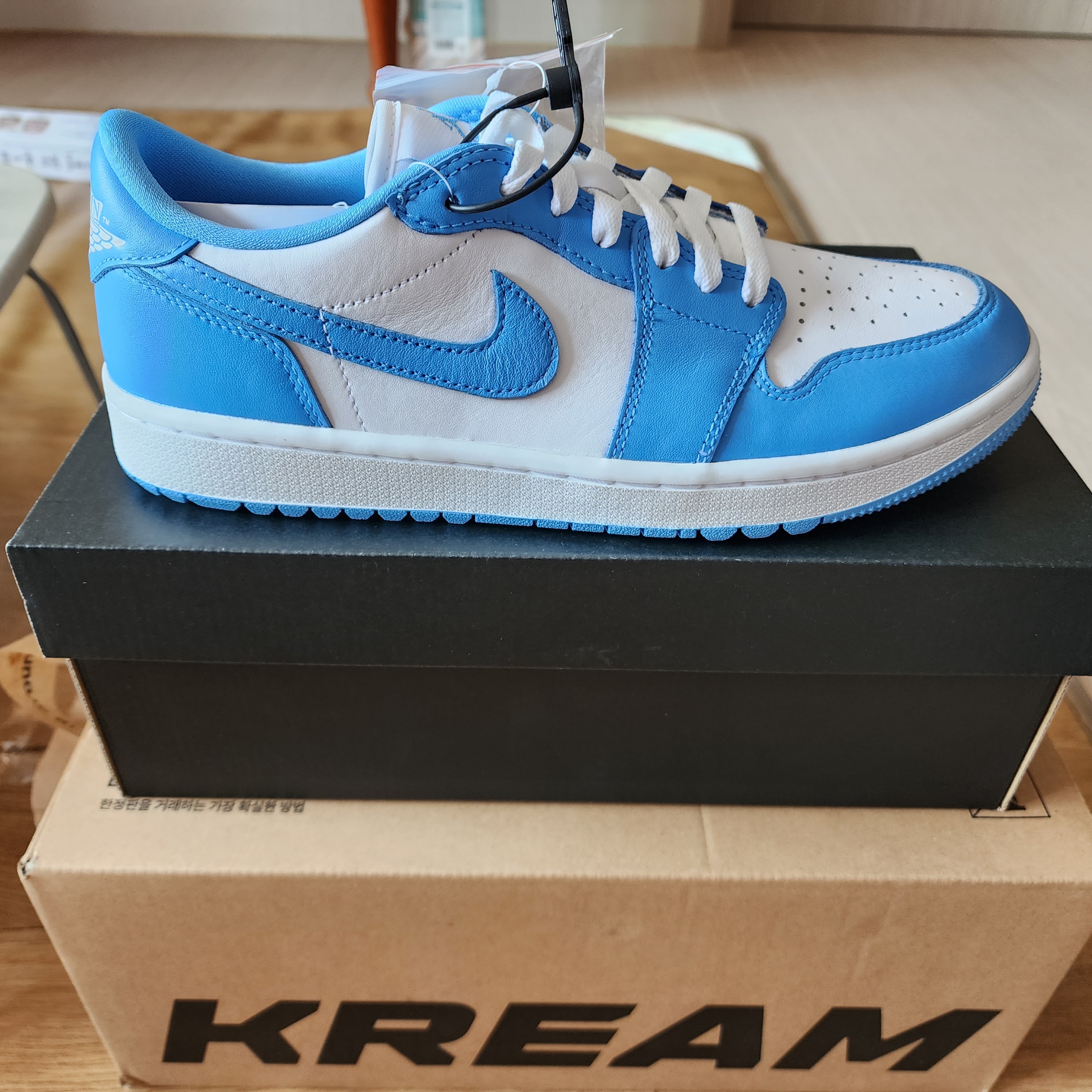 Jordan 1 Low Golf White and University Blue 착용 스타일 - 1