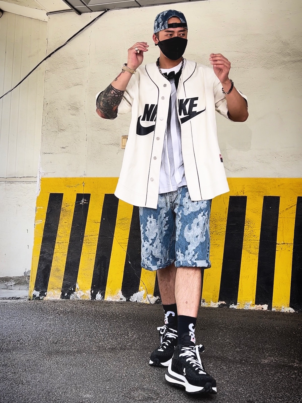 Supreme Flames Jacquard Denim Camp Cap Washed Indigo - 23SS, Supreme Flames Jacquard Baggy Denim Shorts Washed Indigo - 23SS 착용 스타일 - 1