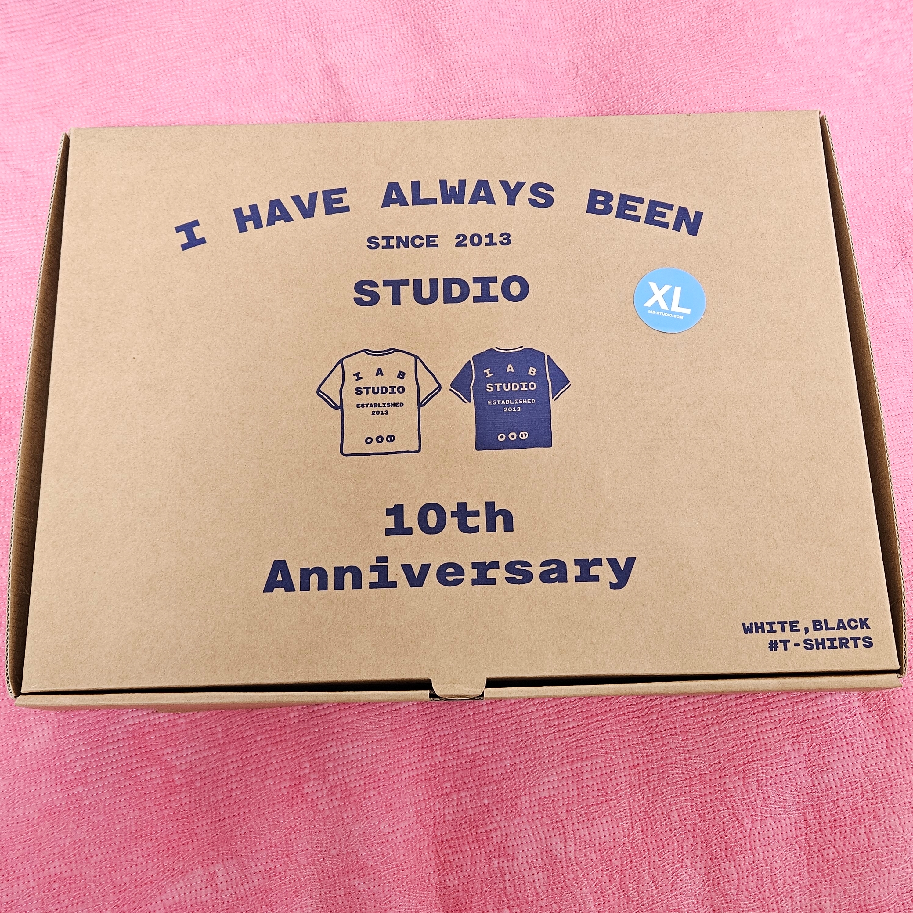 IAB Studio 10th Anniversary T-Shirts Pack White & Black (2 Pack) 착용 스타일 - 1