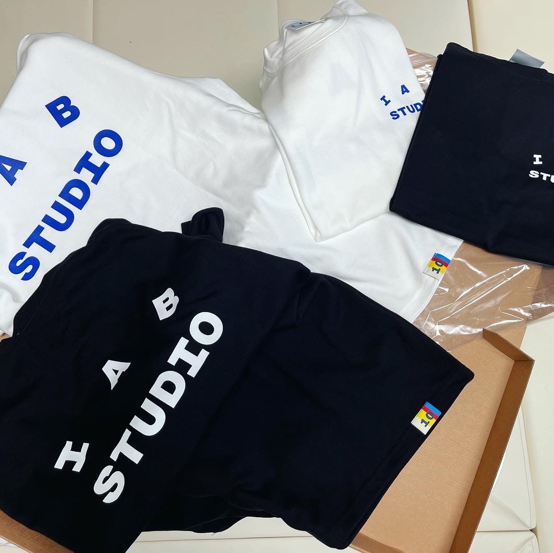 IAB Studio 10th Anniversary T-Shirts Pack White & Black (2 Pack) 착용 스타일 - 1