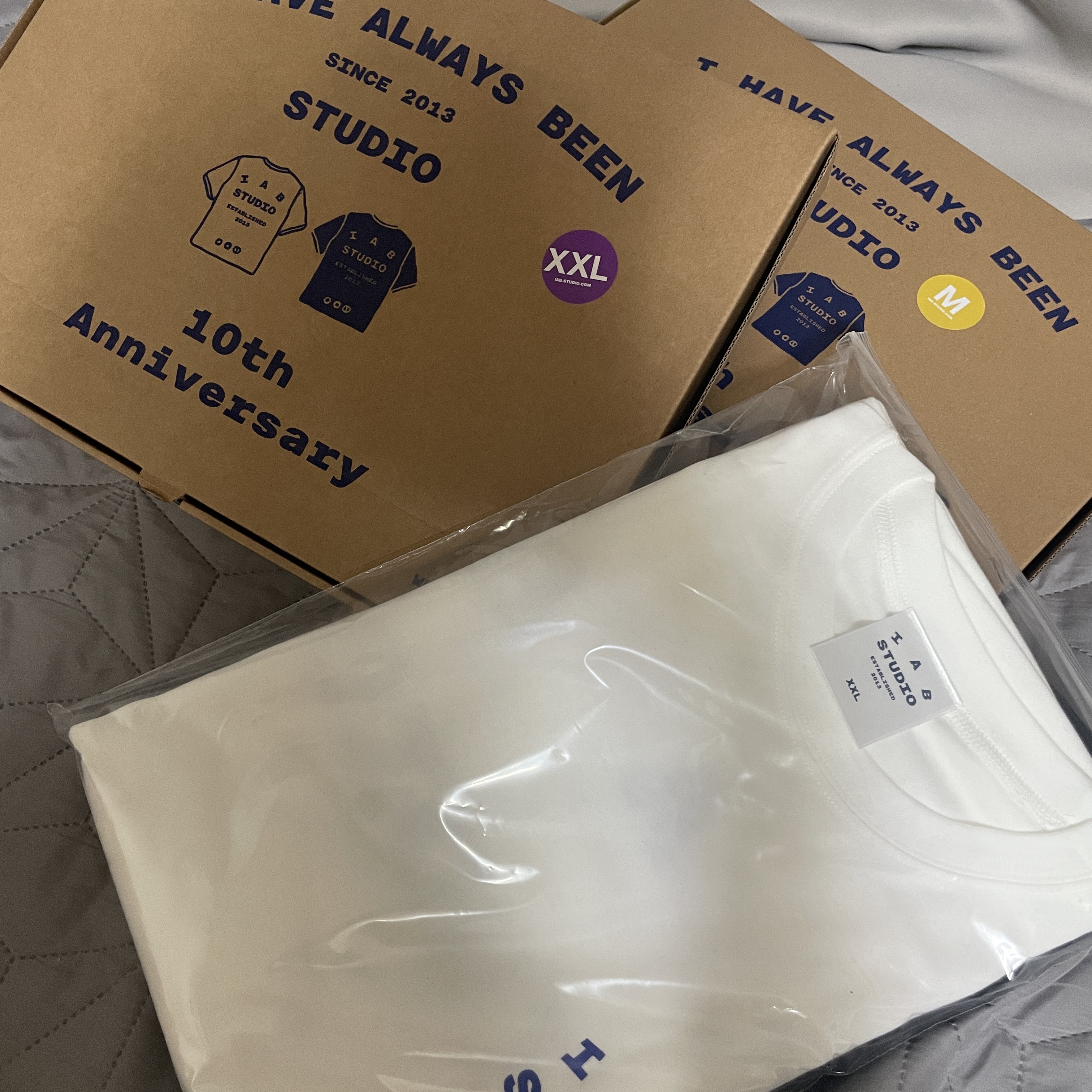 IAB Studio 10th Anniversary T-Shirts Pack White & Black (2 Pack) 착용 스타일 - 2