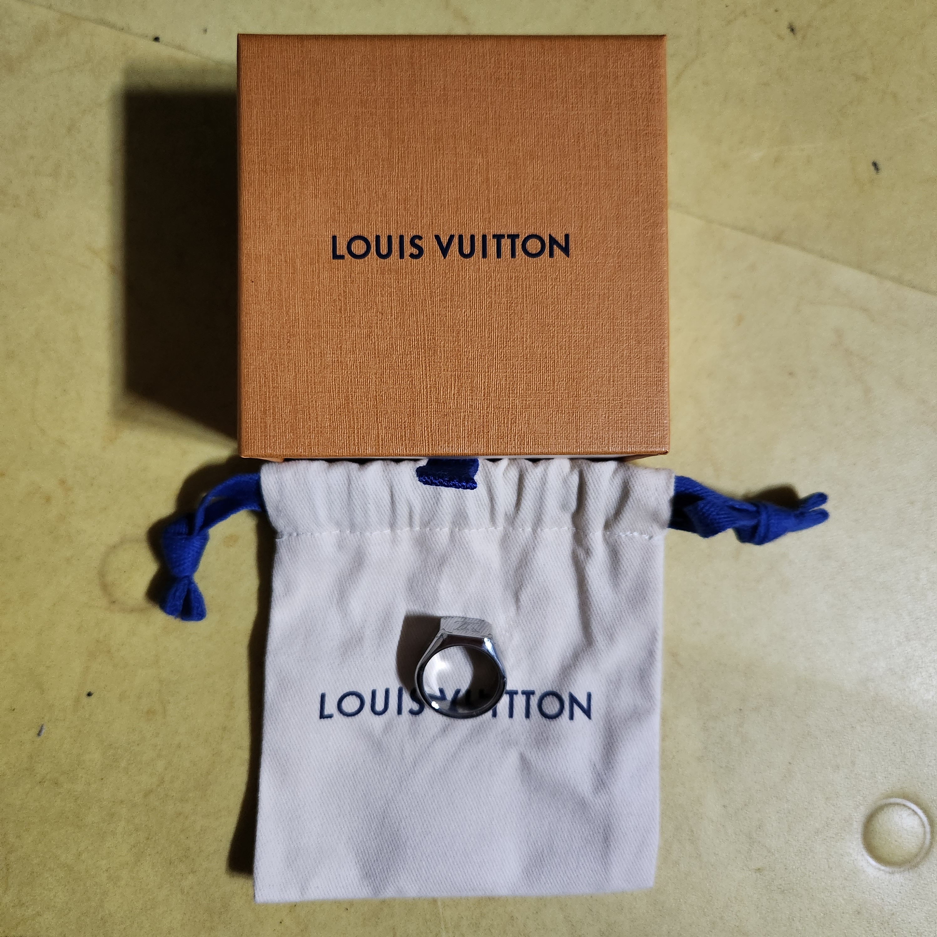 Louis Vuitton Monogram Signet Ring Palladium 착용 스타일 - 1