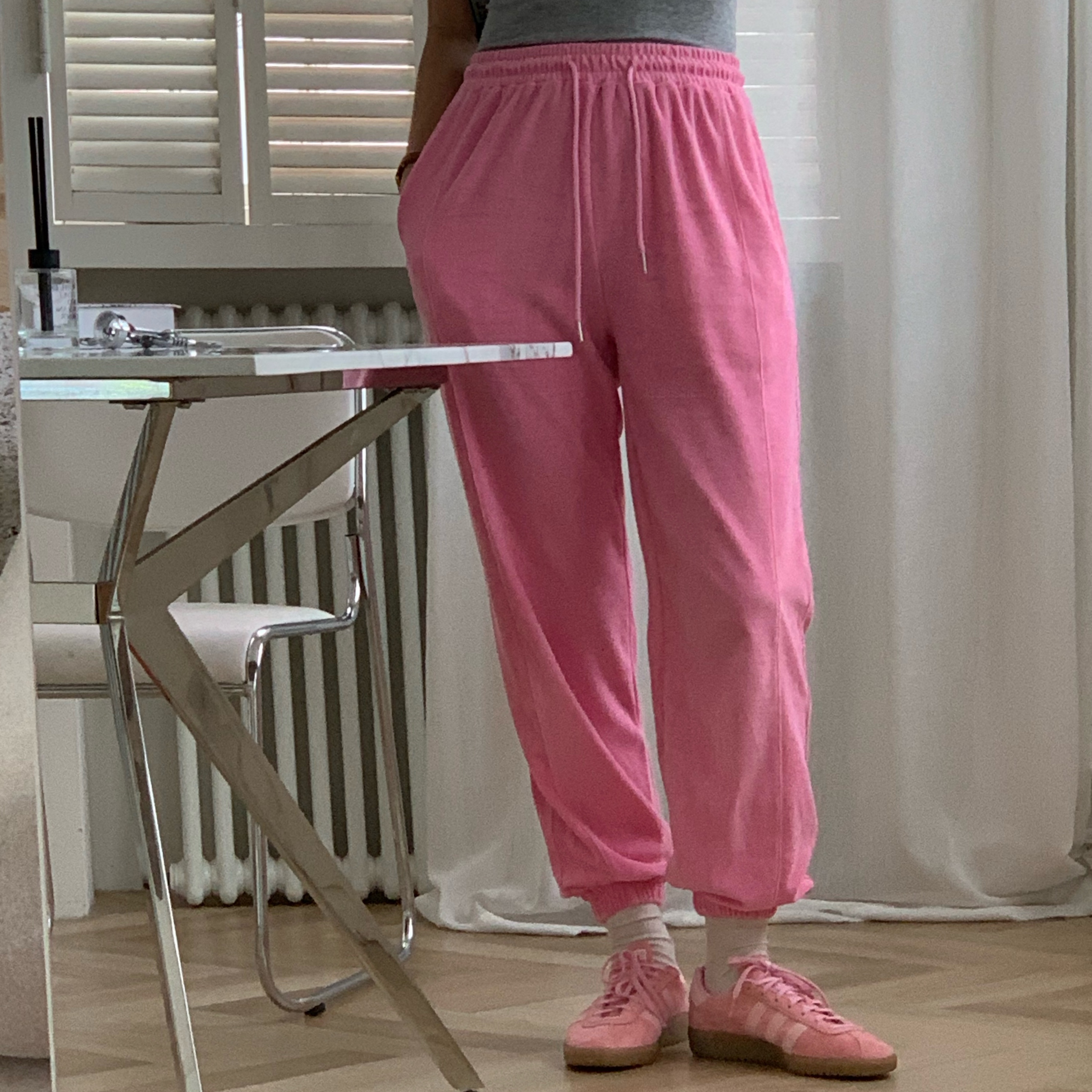 Adidas Bermuda Glow Pink 착용 스타일 - 1