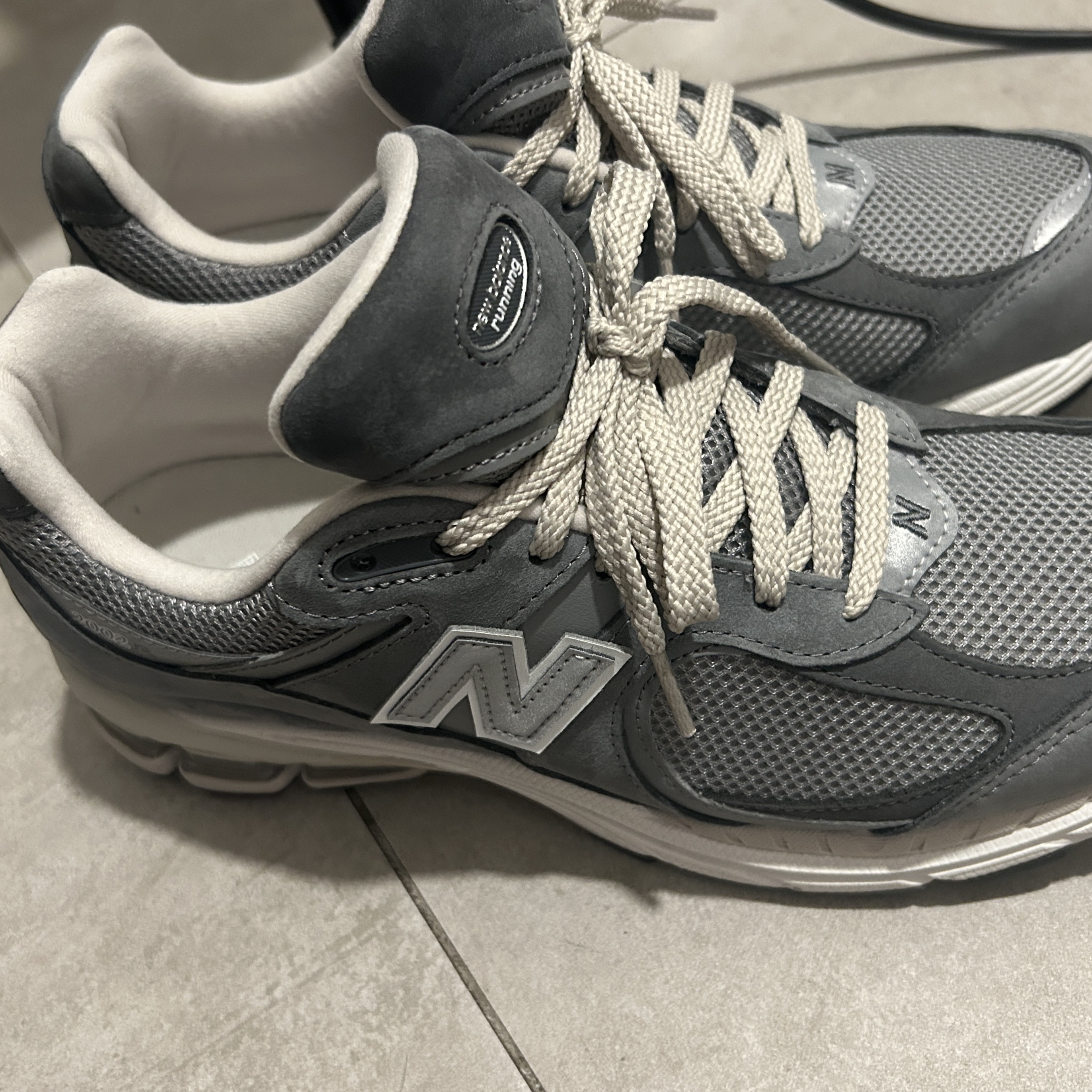 New Balance 2002R Premium Vintage Grey 착용 스타일