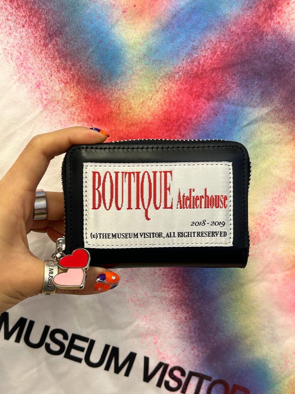 The Museum Visitor Boutique Atelier Wallet (Black) - 23PS 착용 스타일 - 2