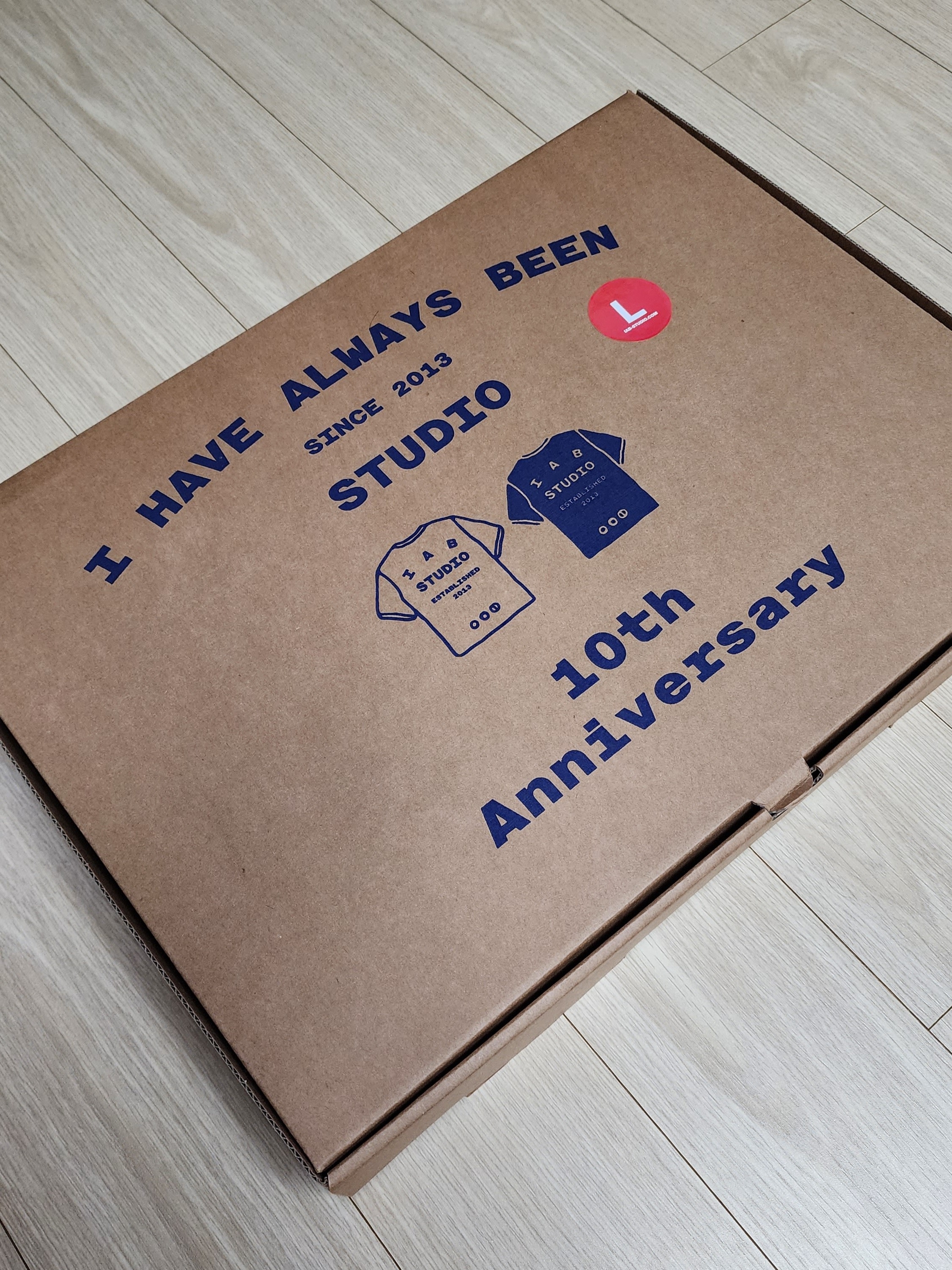 IAB Studio 10th Anniversary T-Shirts Pack White & Black (2 Pack) 착용 스타일 - 1