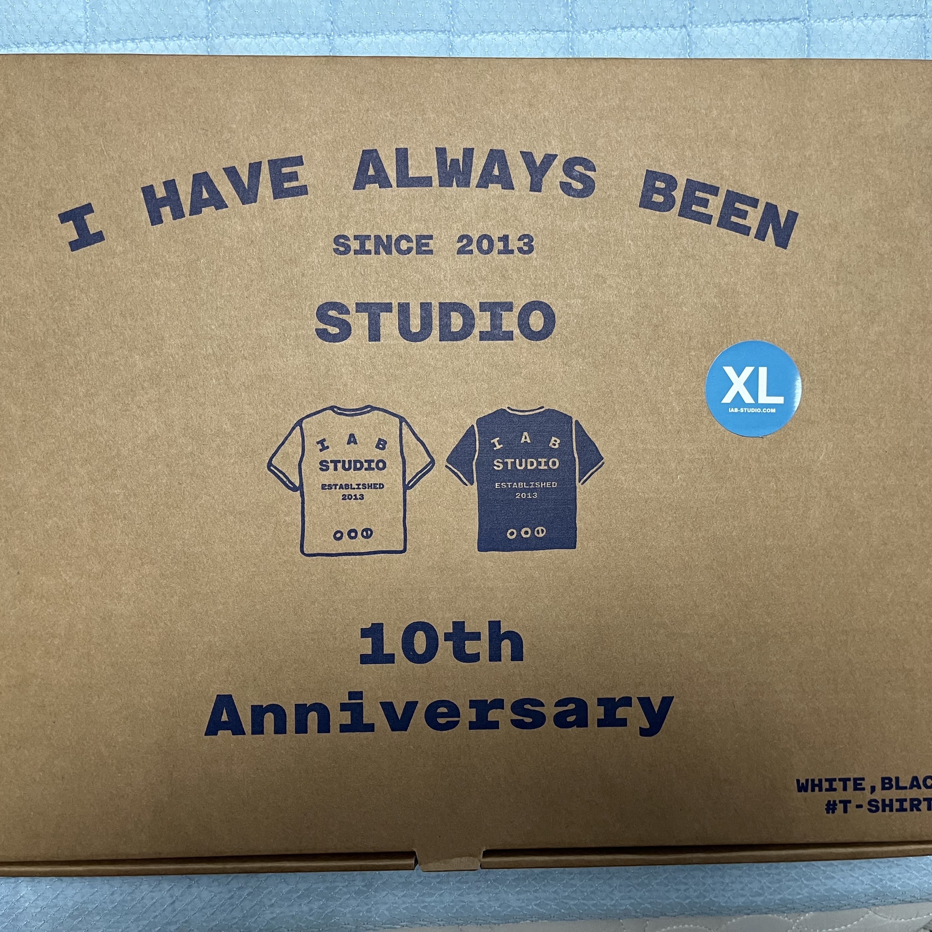 IAB Studio 10th Anniversary T-Shirts Pack White & Black (2 Pack) 착용 스타일 - 1