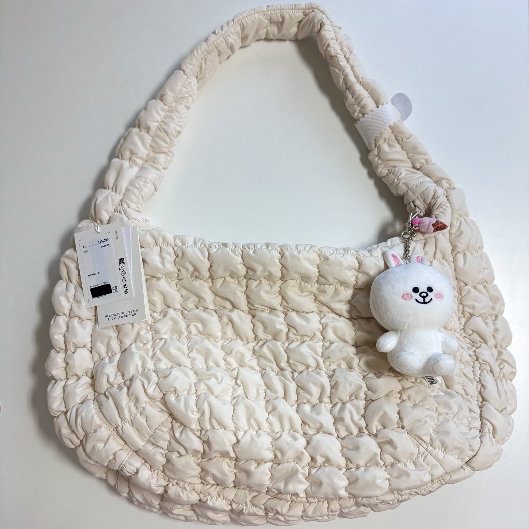 COS Quilted Oversized Shoulder Bag Off White Light Beige 착용 스타일 - 1