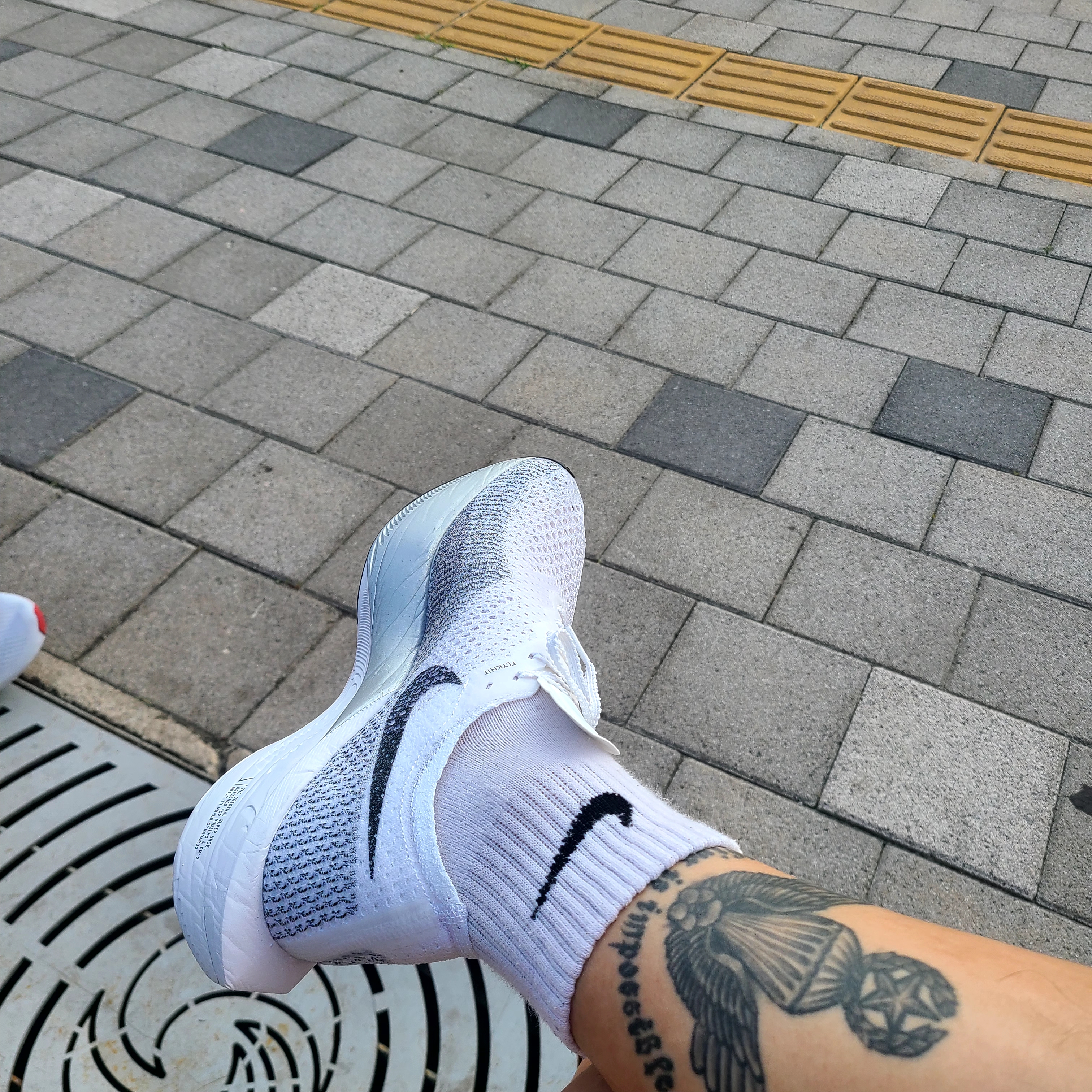 Nike ZoomX Vaporfly Next% 3 White Grey 착용 스타일 - 4