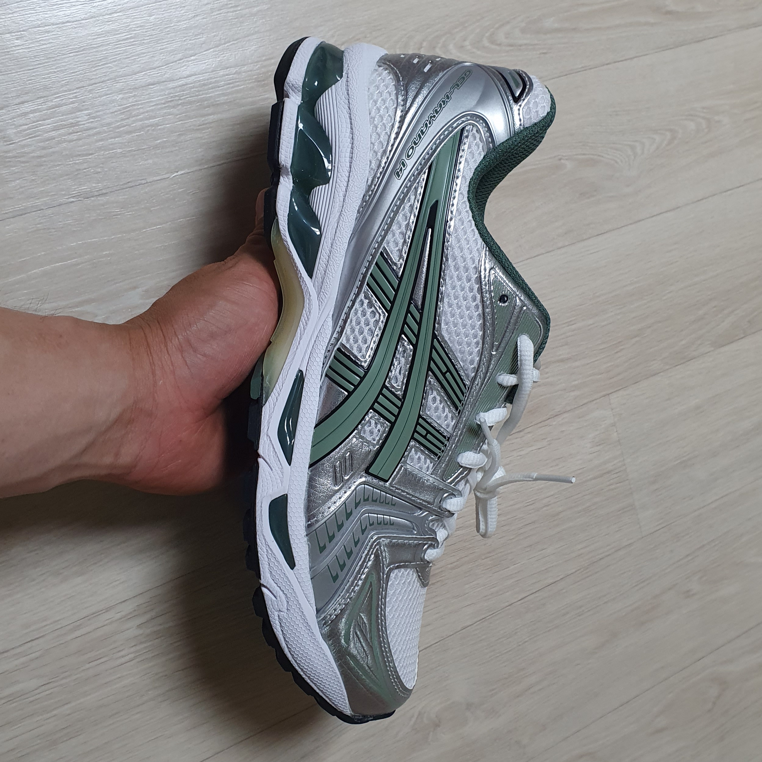 Asics Gel-Kayano 14 White Slate Grey 착용 스타일