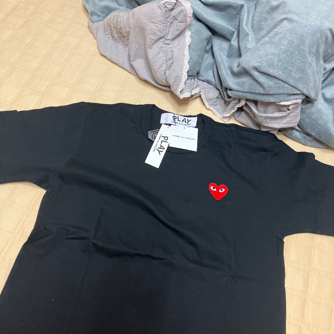 Play Comme des Garcons Red Heart T-Shirt Black 착용 스타일 - 3