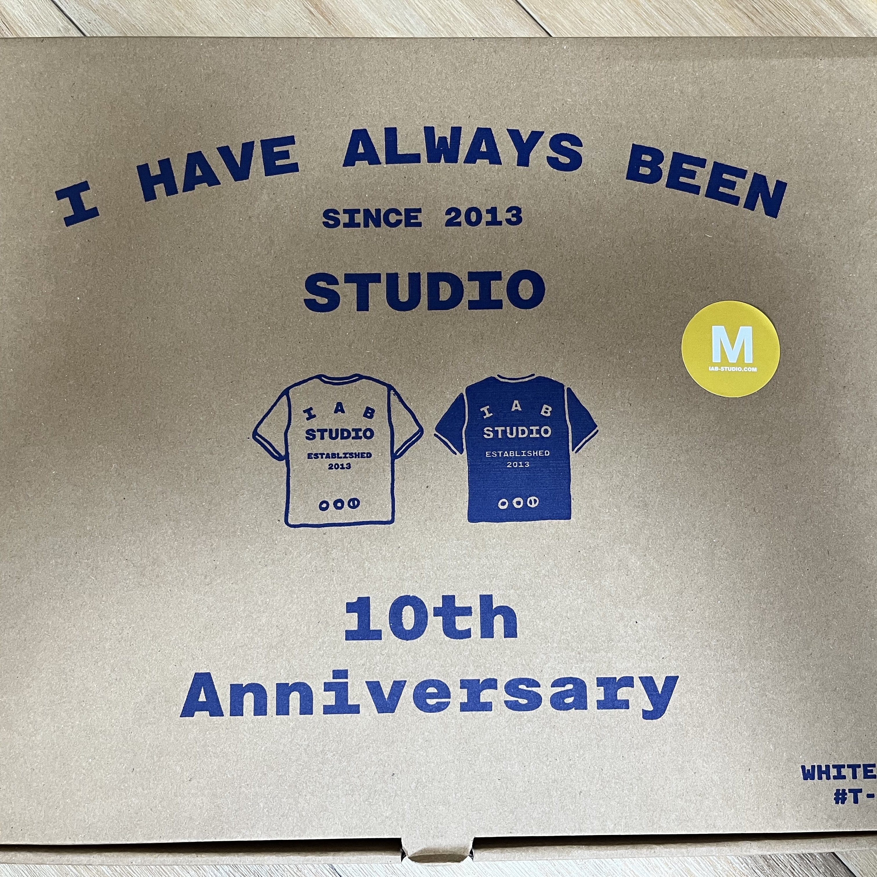 IAB Studio 10th Anniversary T-Shirts Pack White & Black (2 Pack) 착용 스타일 - 1