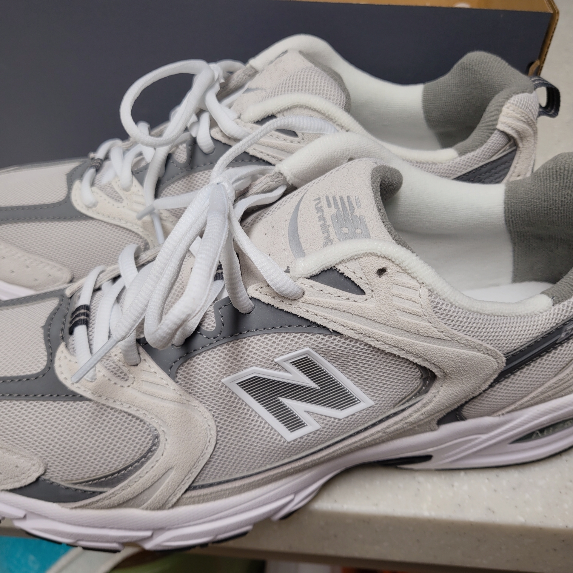 New Balance 530 Classic Grey 착용 스타일 - 1