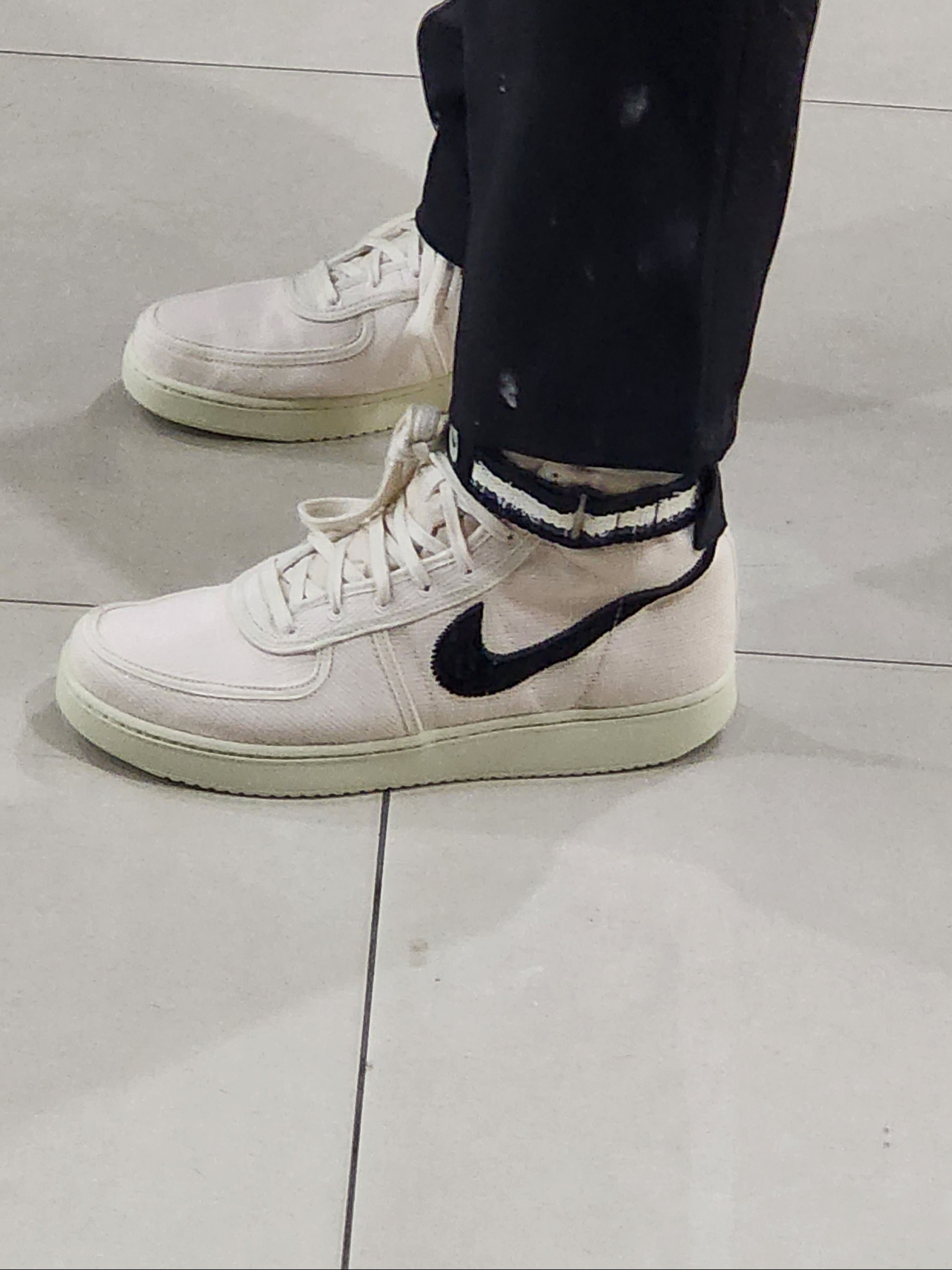 Nike x Stussy Vandal High Fossil, Stussy x Denim Tears Farmers Blvd. T-Shirt White 착용 스타일 - 1