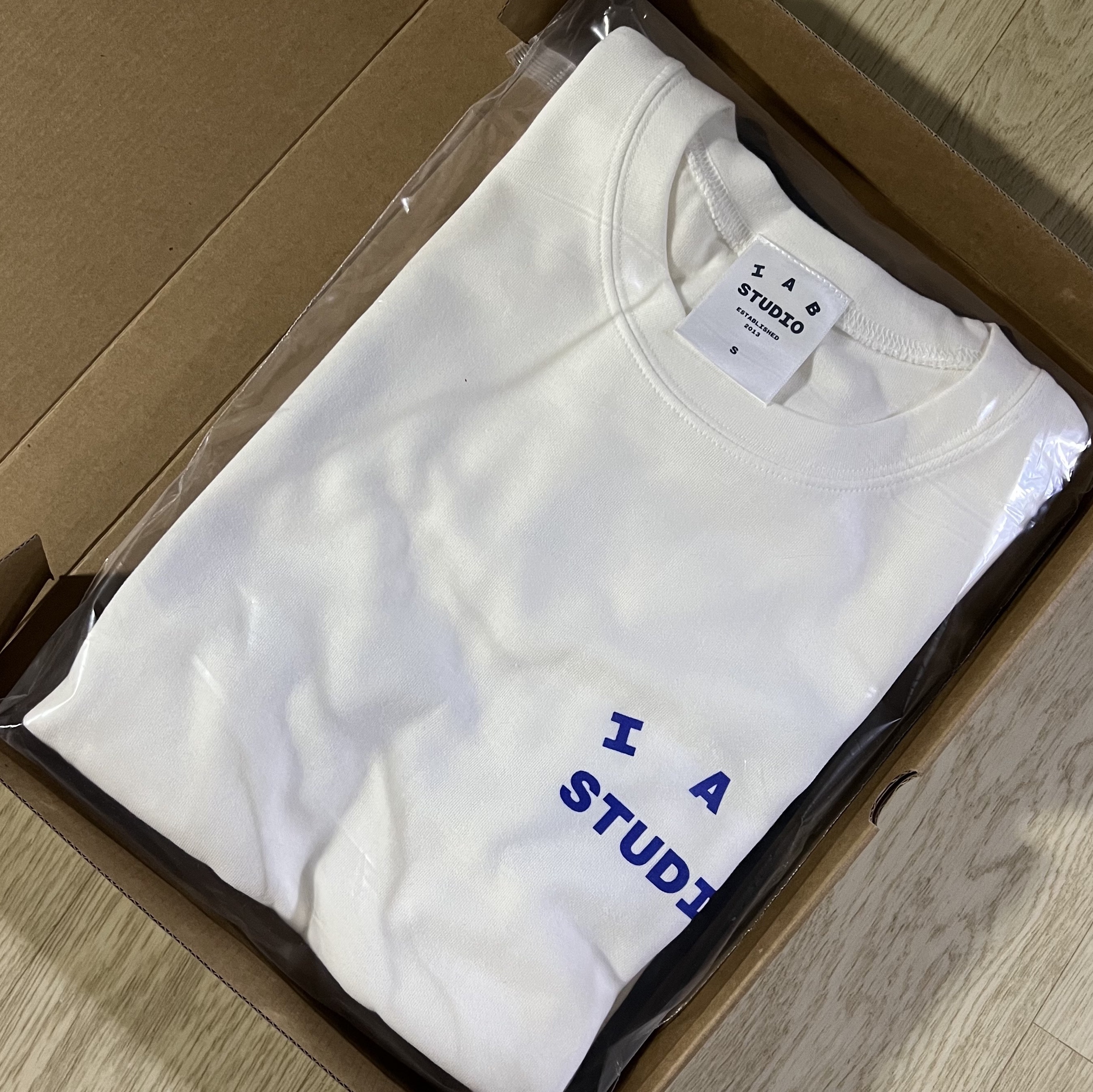 IAB Studio 10th Anniversary T-Shirts Pack White & Black (2 Pack) 착용 스타일 - 2