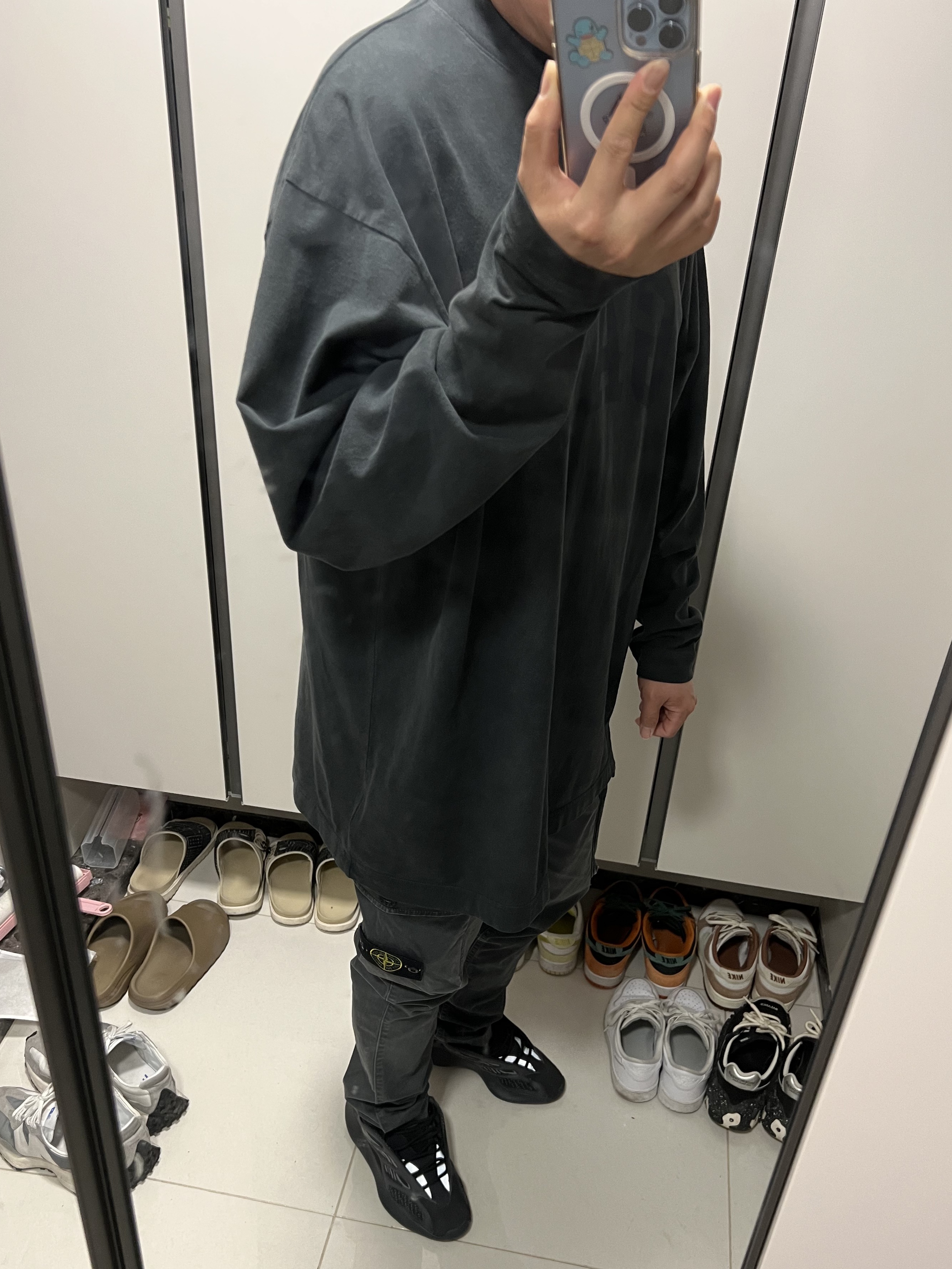 Yeezy Gap Engineered By Balenciaga Dove Long Sleeve T-Shirt Washed Black, Adidas Yeezy 700 V3 Alvah 착용 스타일 - 1