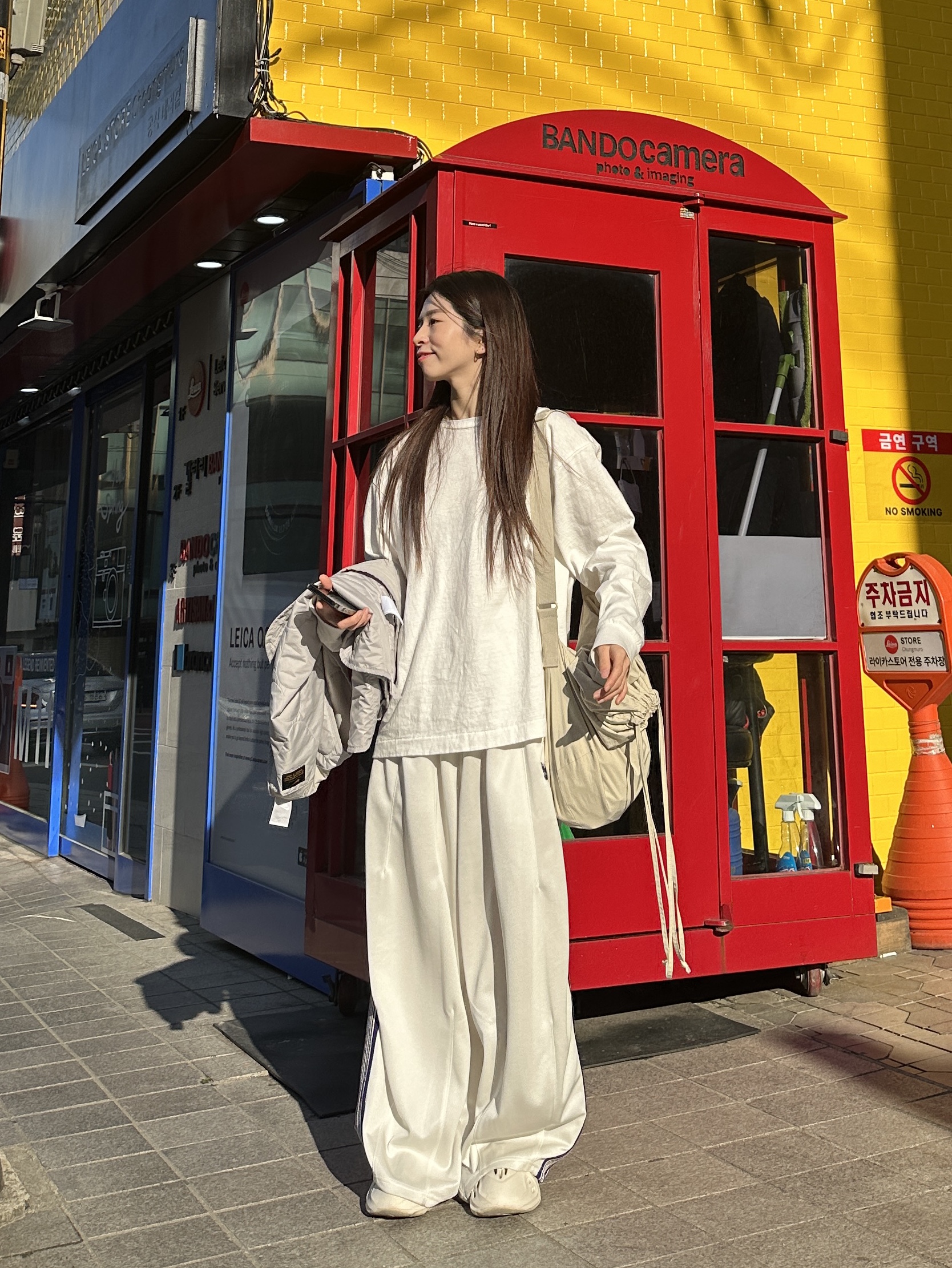 Human Made Graphic L/S T-Shirt #3 White, Needles H.D. Track Pants Poly Smooth Ice White 착용 스타일 - 2