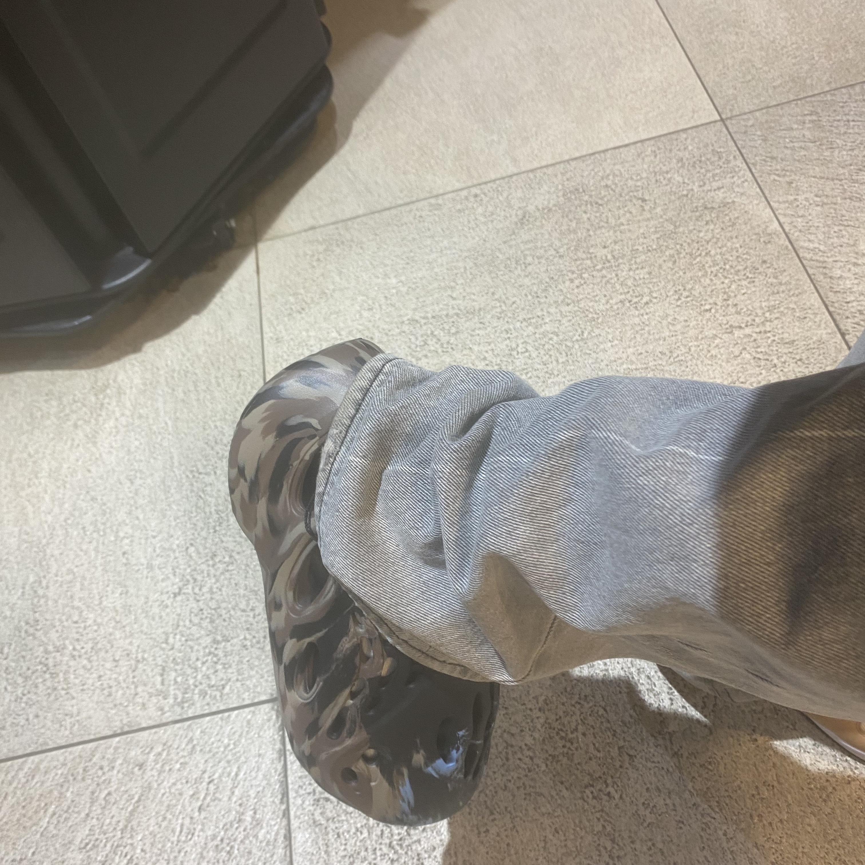 Adidas Yeezy Foam RNNR MX Cinder 착용 스타일 - 1