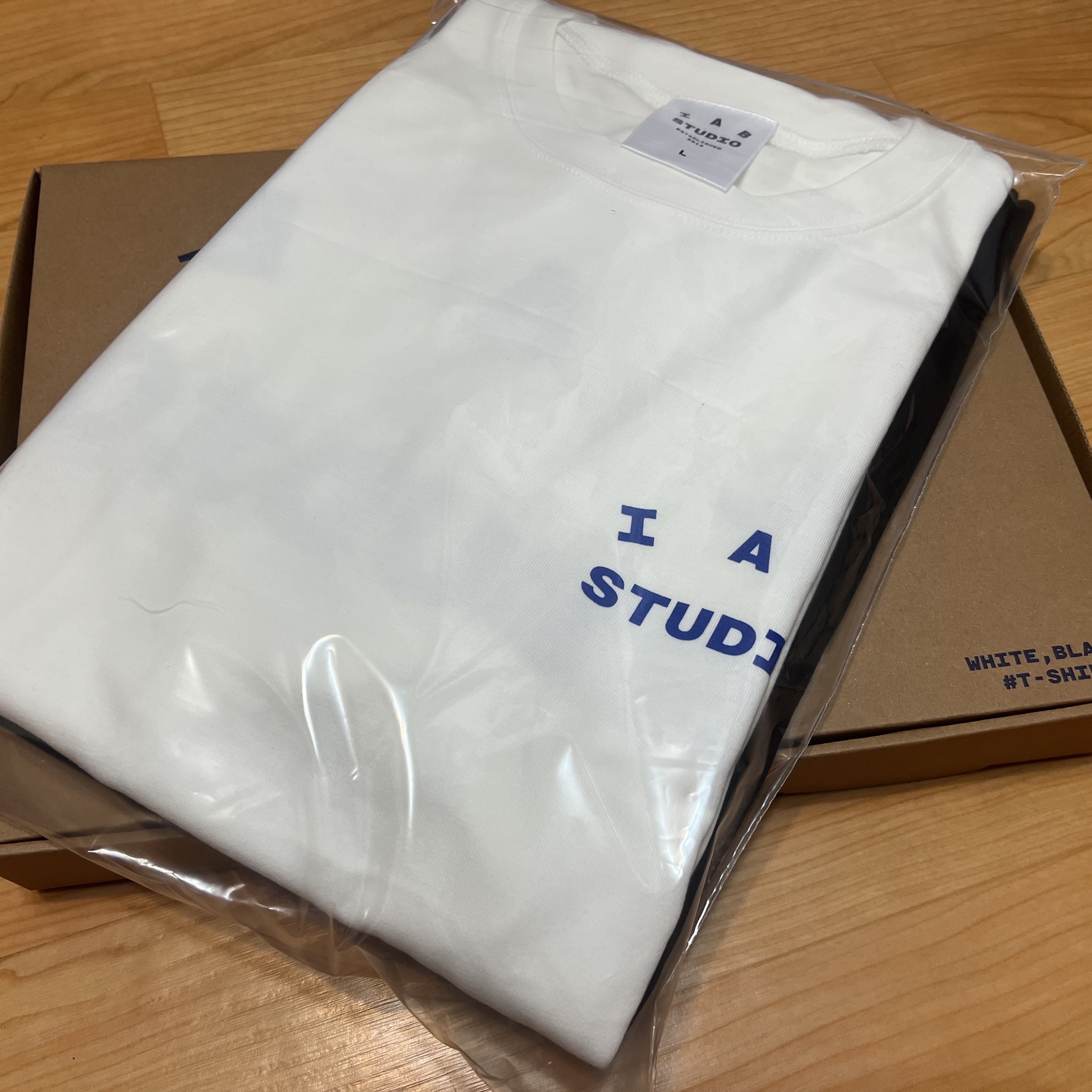 IAB Studio 10th Anniversary T-Shirts Pack White & Black (2 Pack) 착용 스타일 - 2