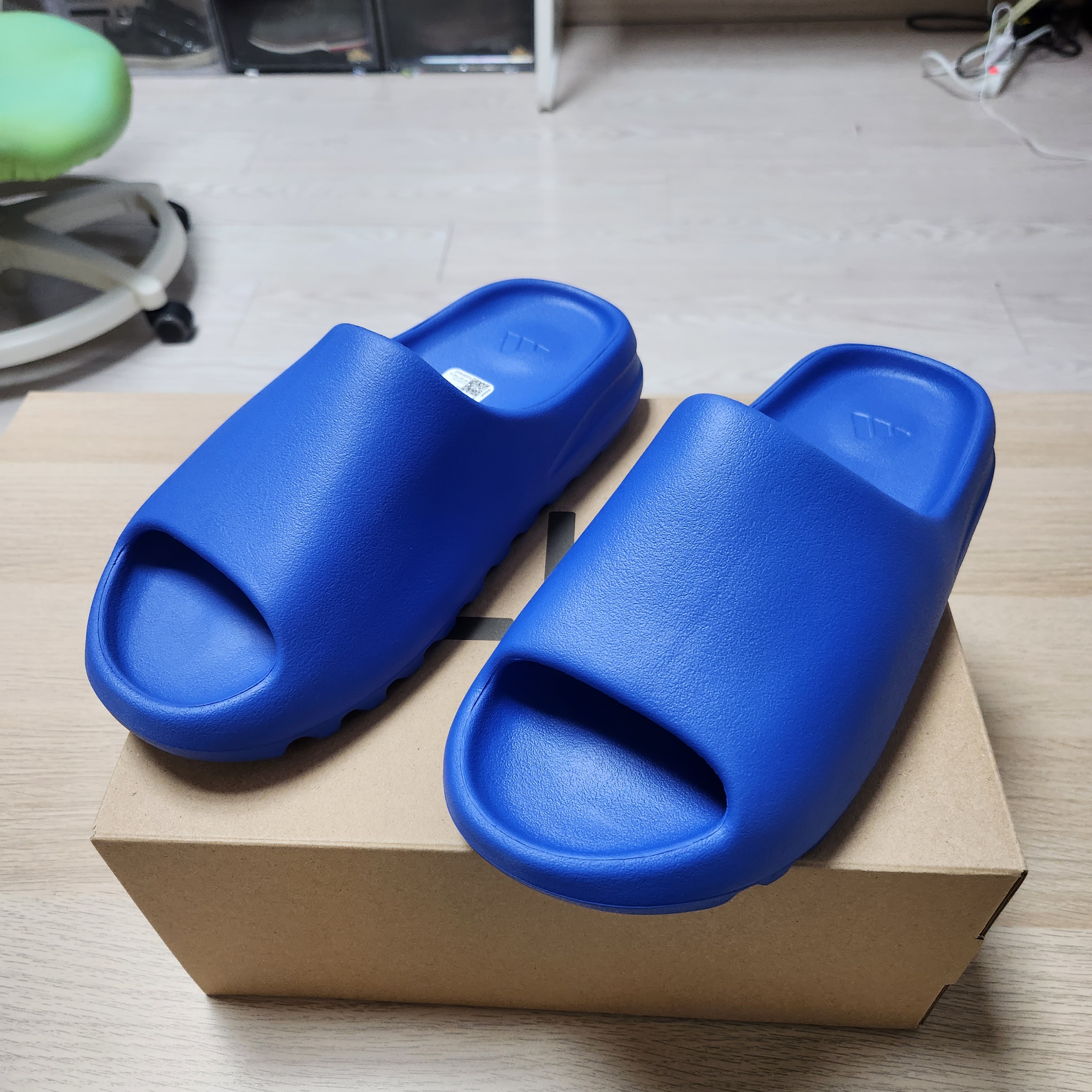 Adidas Yeezy Slide Azure 착용 스타일 - 1