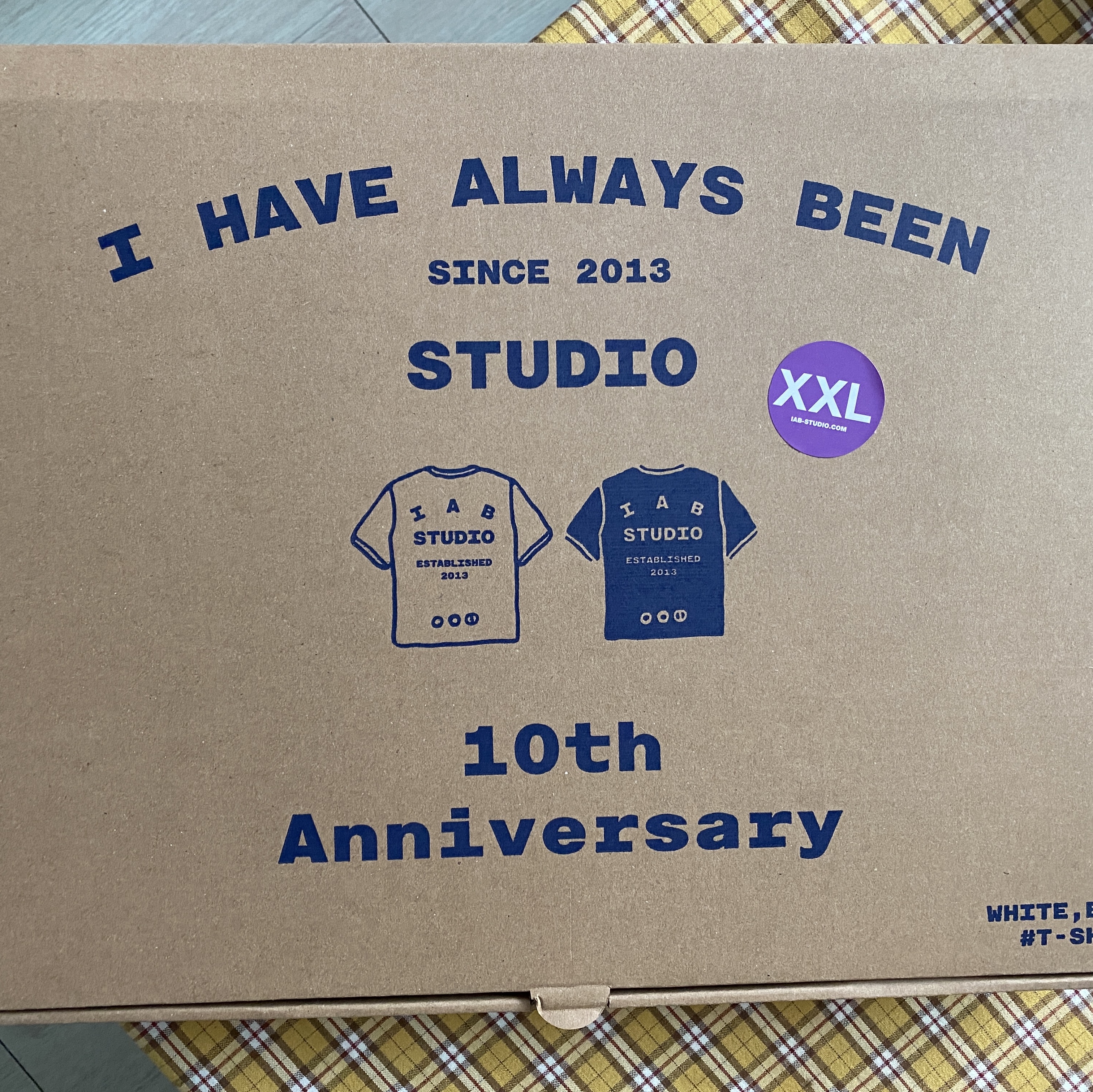 IAB Studio 10th Anniversary T-Shirts Pack White & Black (2 Pack) 착용 스타일 - 1
