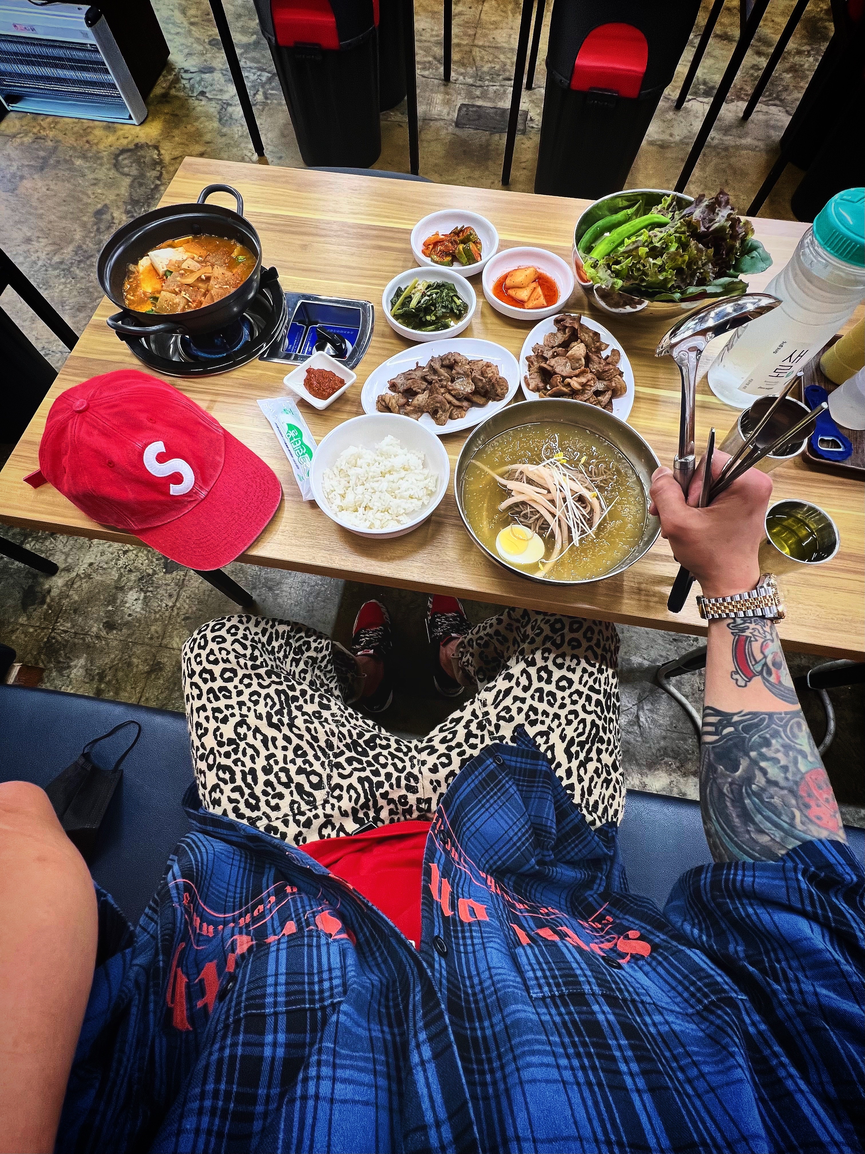 Supreme Pigment Canvas S Logo 6-Panel Red - 23SS, Supreme x MLB Kanji Teams T-Shirt Yankees Red - 22FW 착용 스타일 - 3