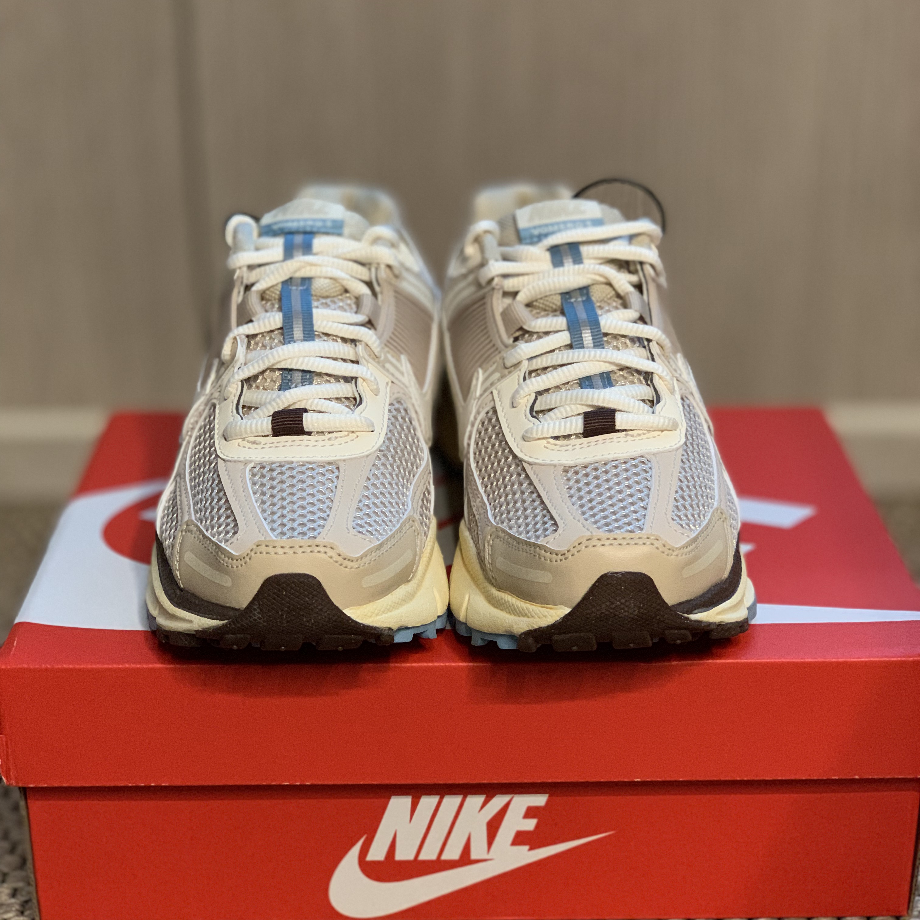 (W) Nike Zoom Vomero 5 Oatmeal 착용 스타일 - 2