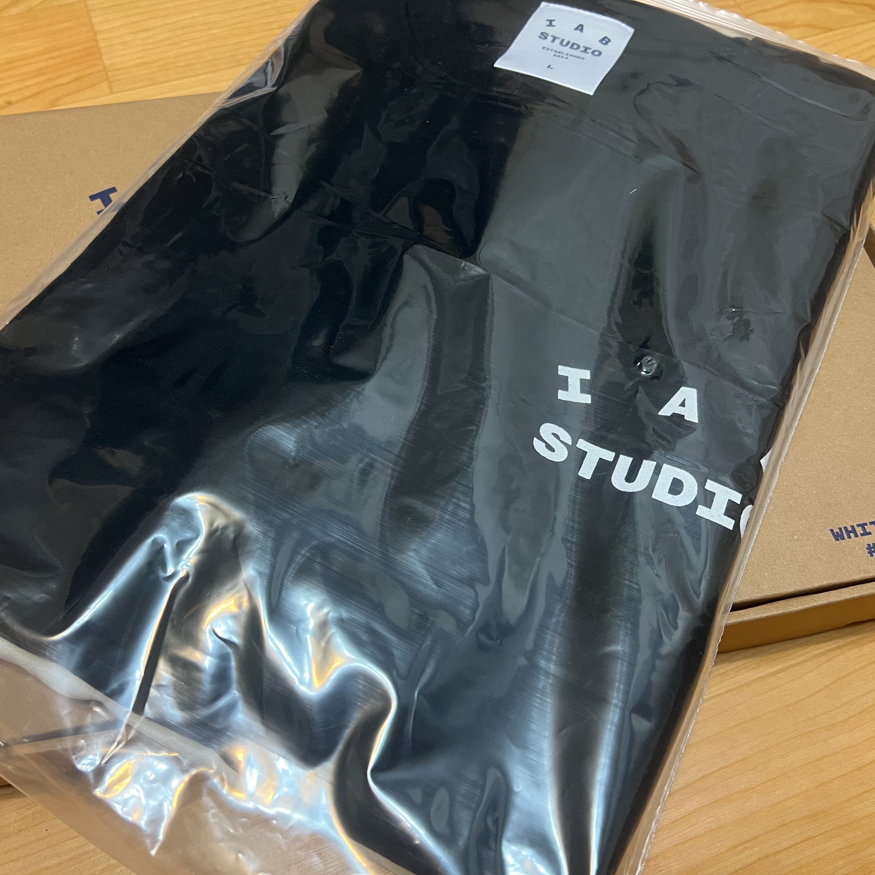 IAB Studio 10th Anniversary T-Shirts Pack White & Black (2 Pack) 착용 스타일 - 3