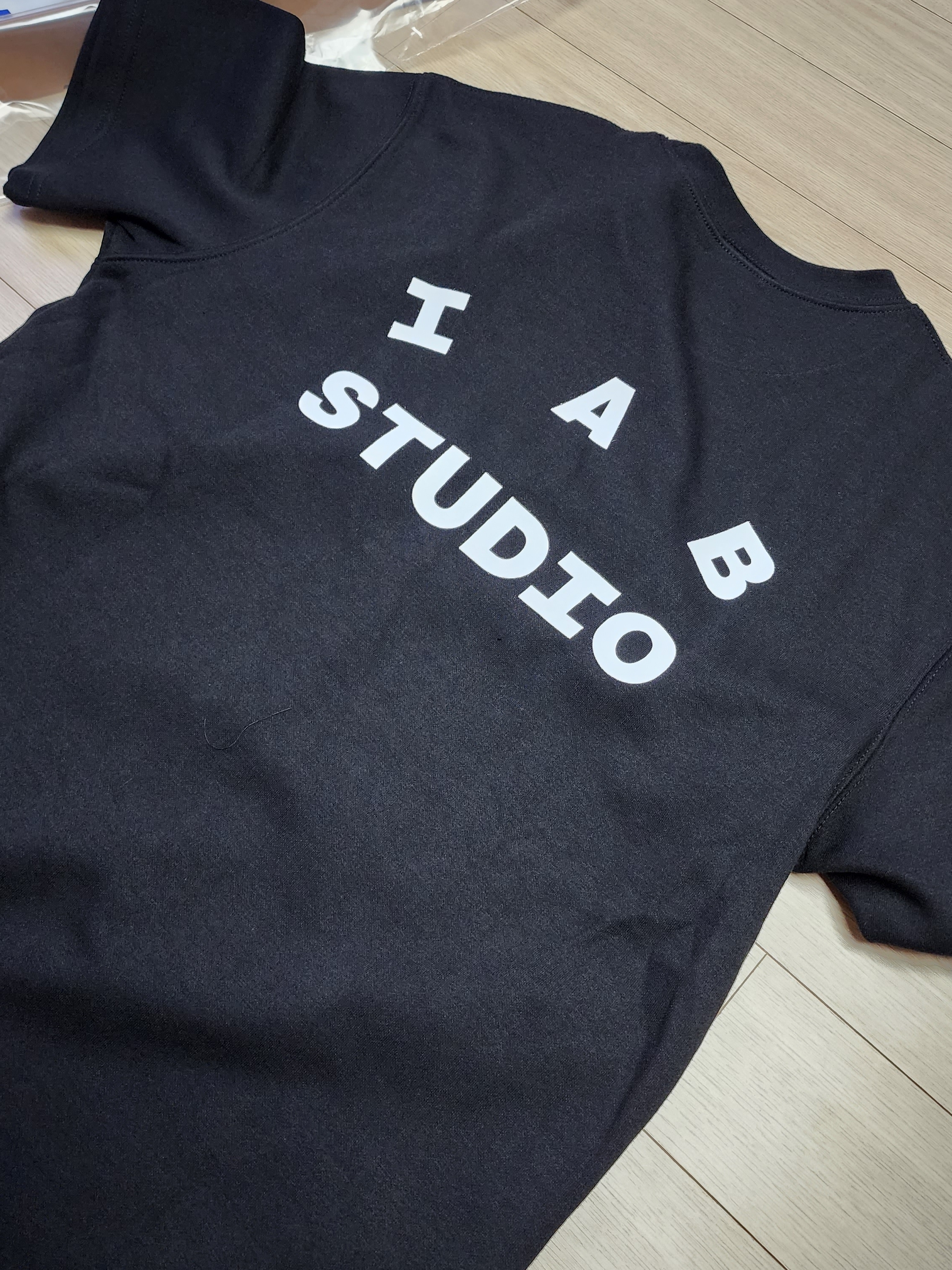 IAB Studio 10th Anniversary T-Shirts Pack White & Black (2 Pack) 착용 스타일 - 4