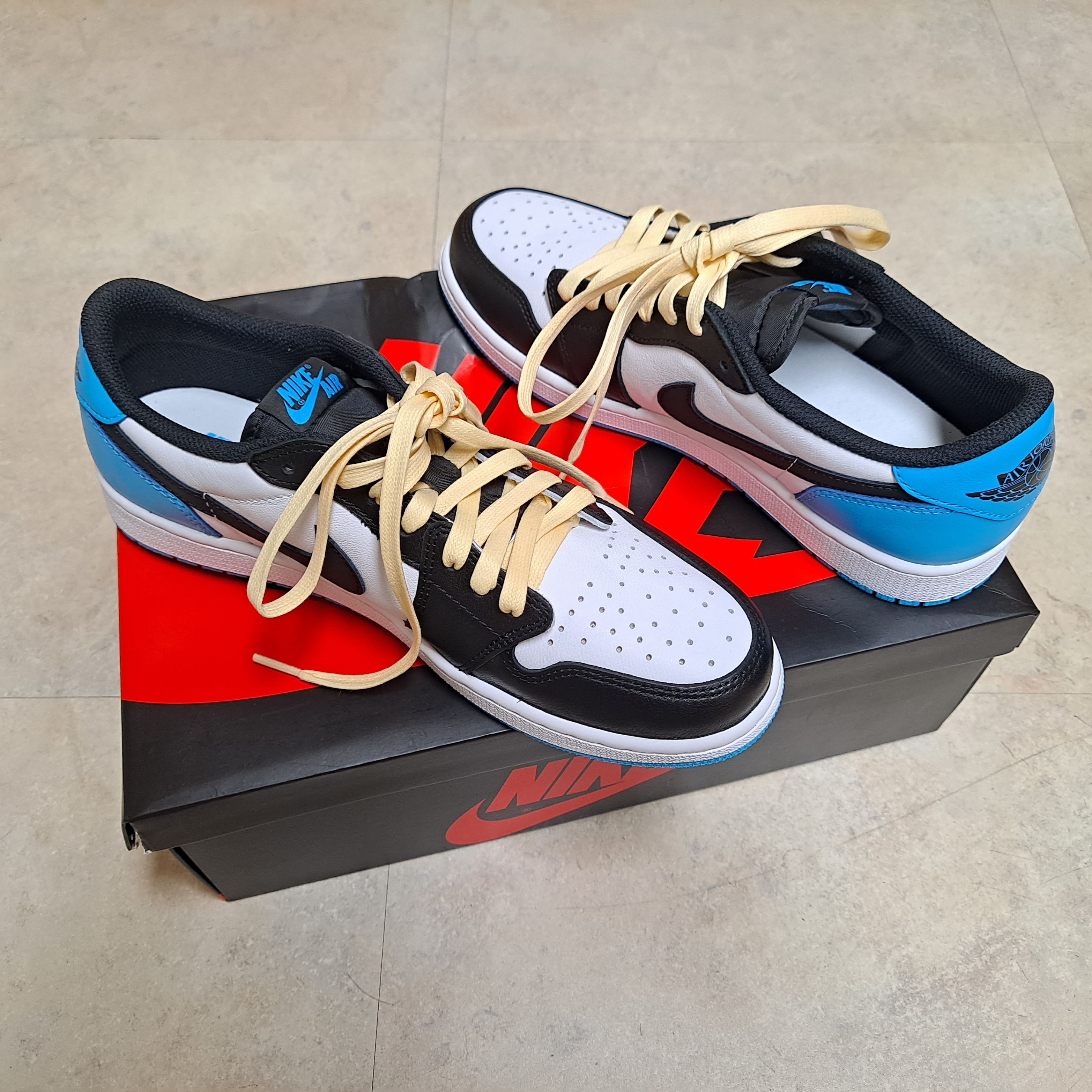 Jordan 1 Retro Low OG Black and Dark Powder Blue 착용 스타일