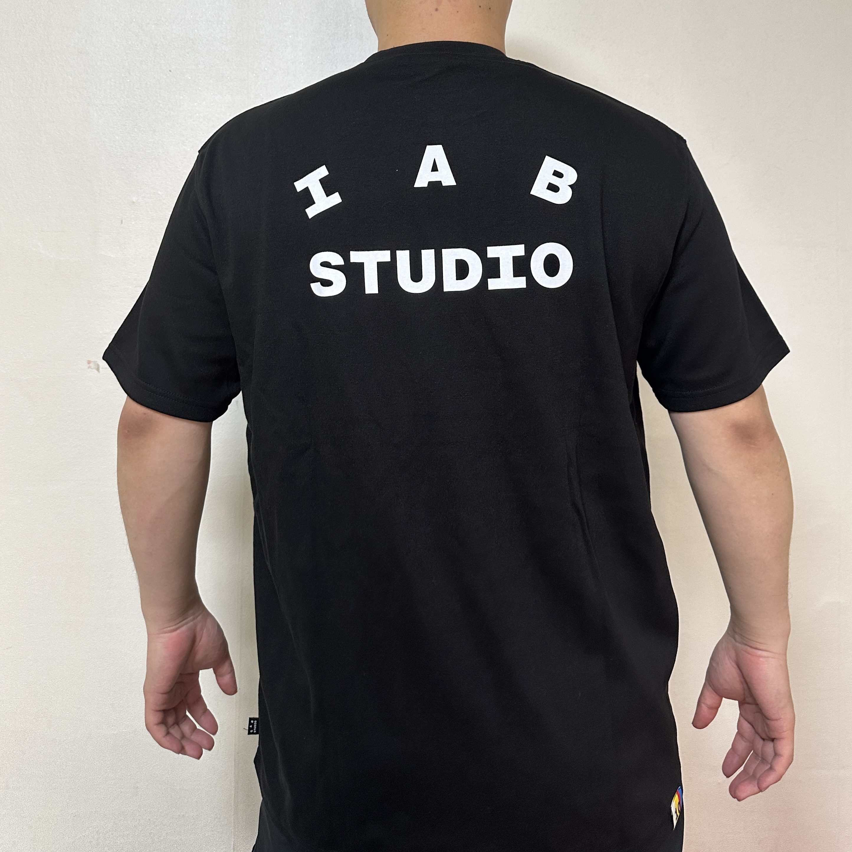 IAB Studio 10th Anniversary T-Shirts Pack White & Black (2 Pack) 착용 스타일 - 3
