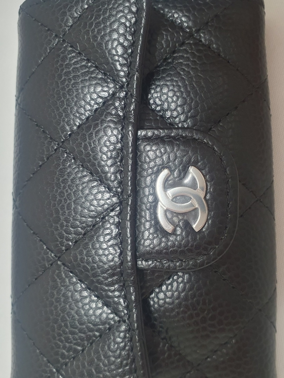Chanel Classic Card Holder Grained Calfskin & Silver Black 착용 스타일