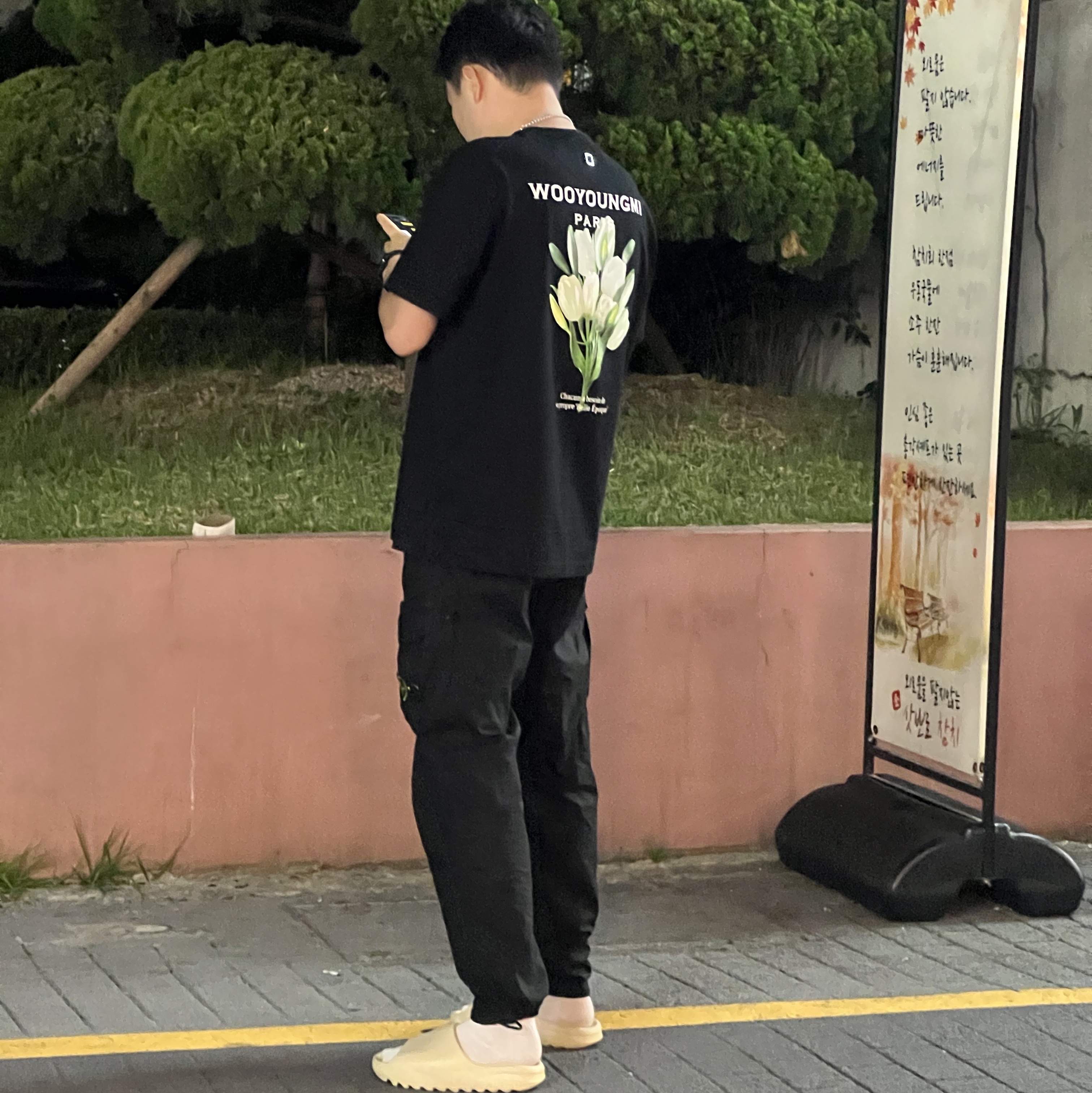 Stone Island 30203 Cargo Pants 5 Pockets Black - 21SS, Adidas Yeezy Slide Bone 2022/2023 착용 스타일 - 3
