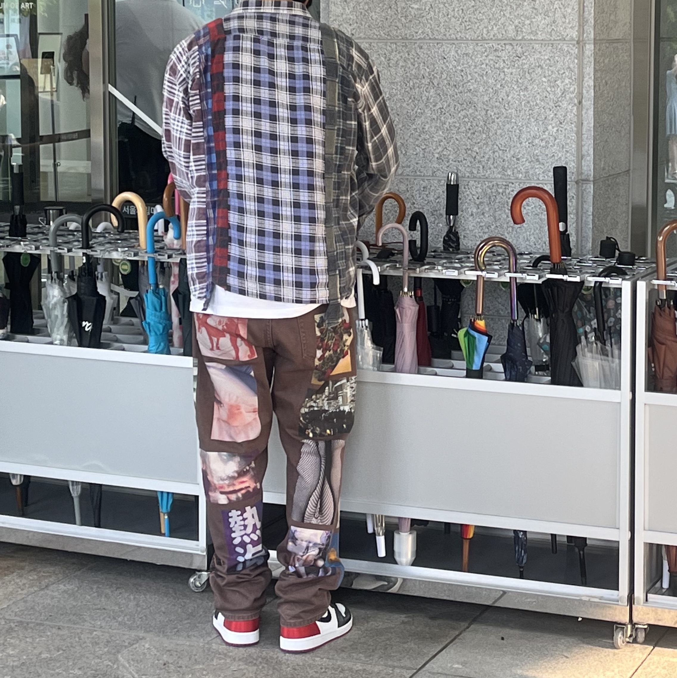 (W) Jordan 1 Retro High Satin Black Toe, Supreme x Daido Moriyama Regular Jean Blue - 22SS 착용 스타일 - 3
