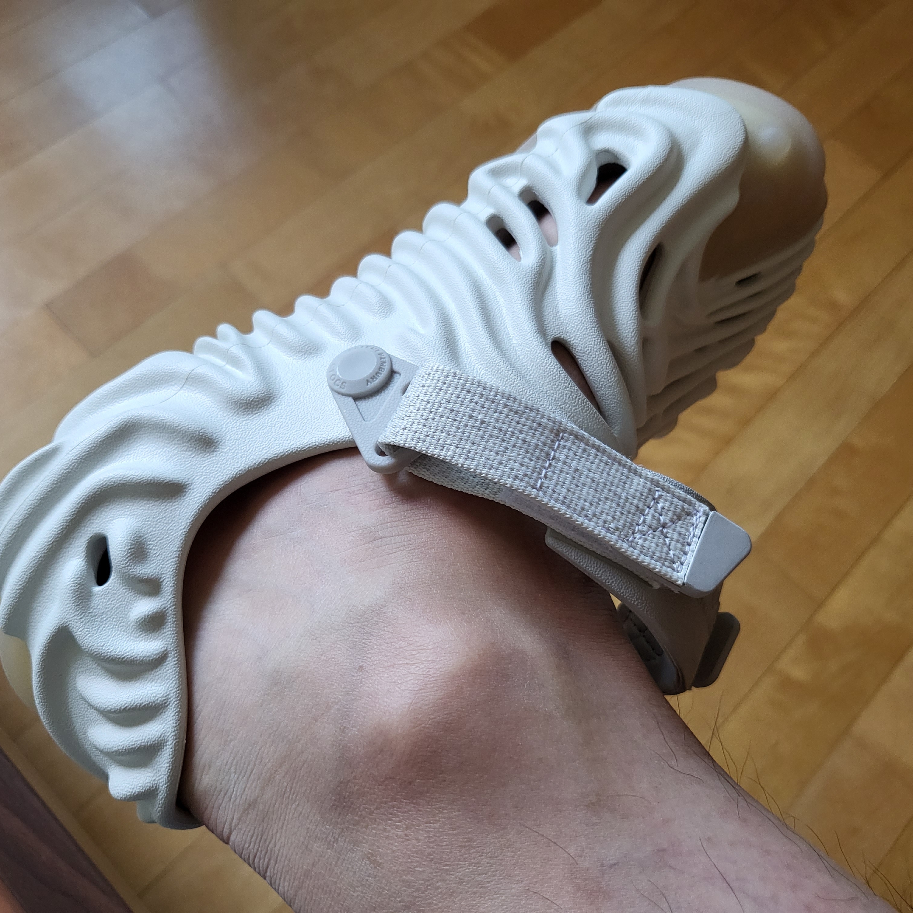 Crocs x Salehe Bembury Pollex Clog Stratus 착용 스타일 - 1