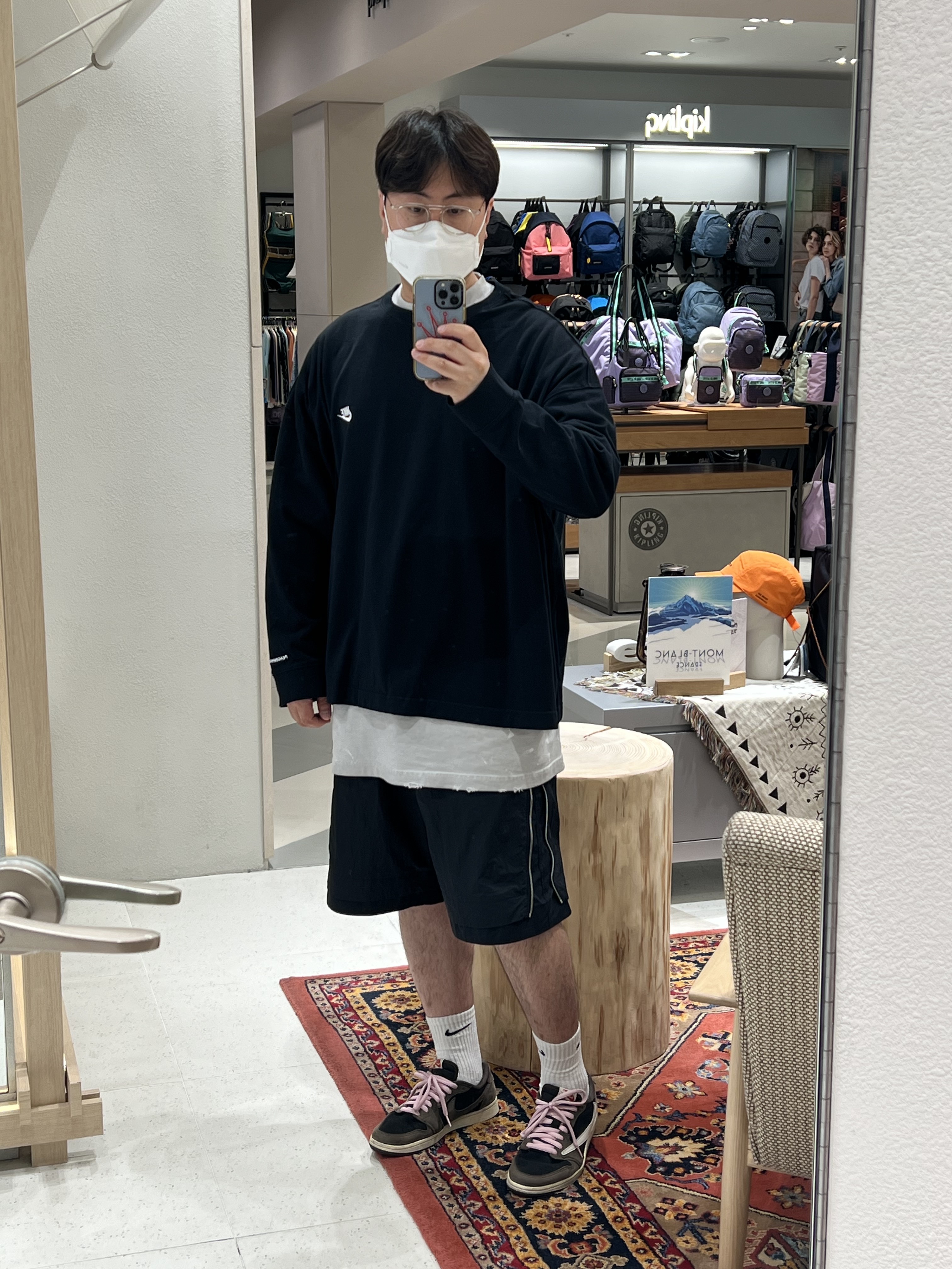 Nike x Peaceminusone LS T-Shirt Black (DR0098-010), Balenciaga Metal Oversized Fit T-Shirt White Vintage 착용 스타일