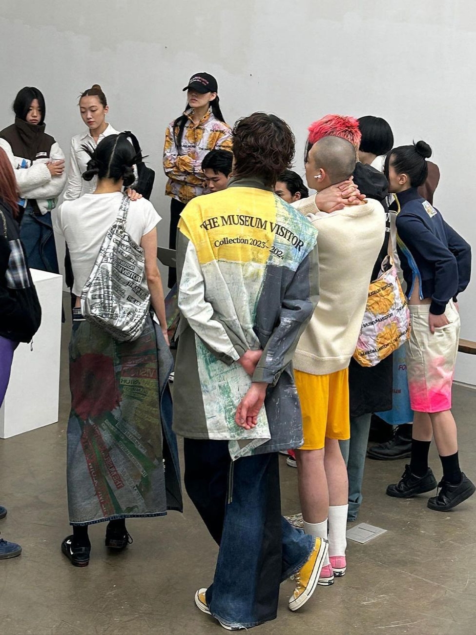 The Museum Visitor Art Work Printed Fishtail Jacket -23PS, The Museum Visitor Logo Printed Totebag Silver - 23PS 착용 스타일