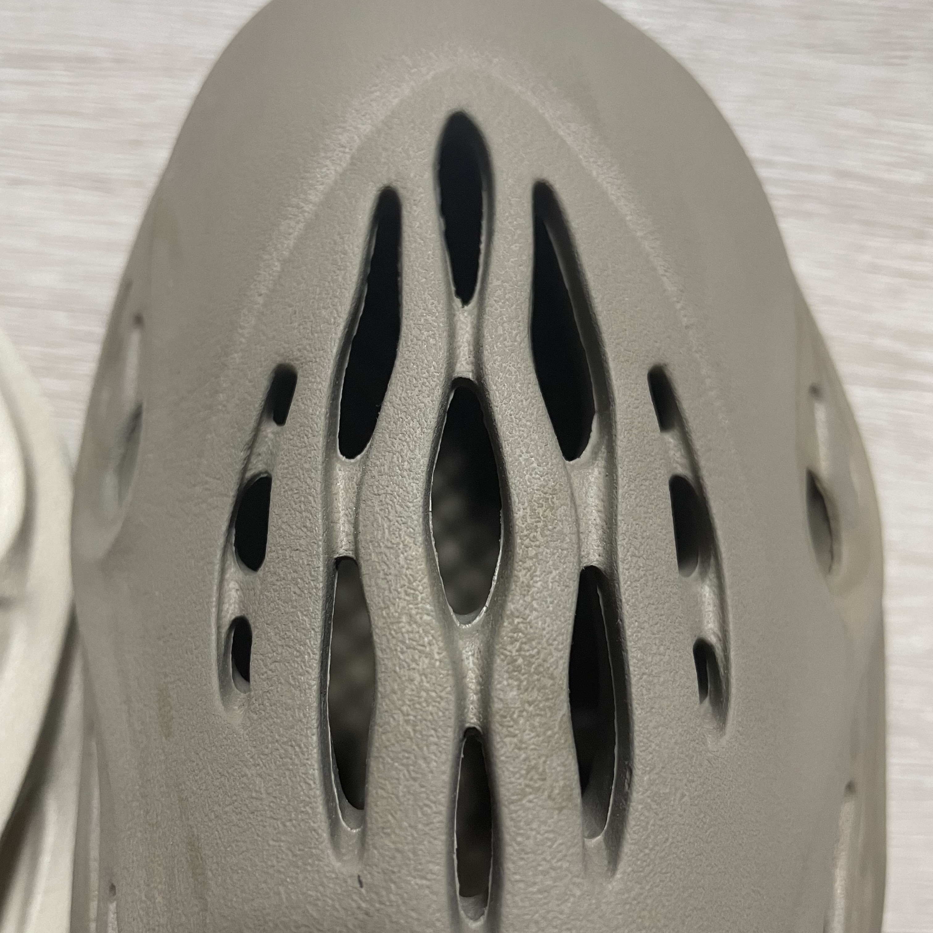 Adidas Yeezy Foam RNNR Sand, Adidas Yeezy Foam RNNR Stone Sage 착용 스타일 - 4