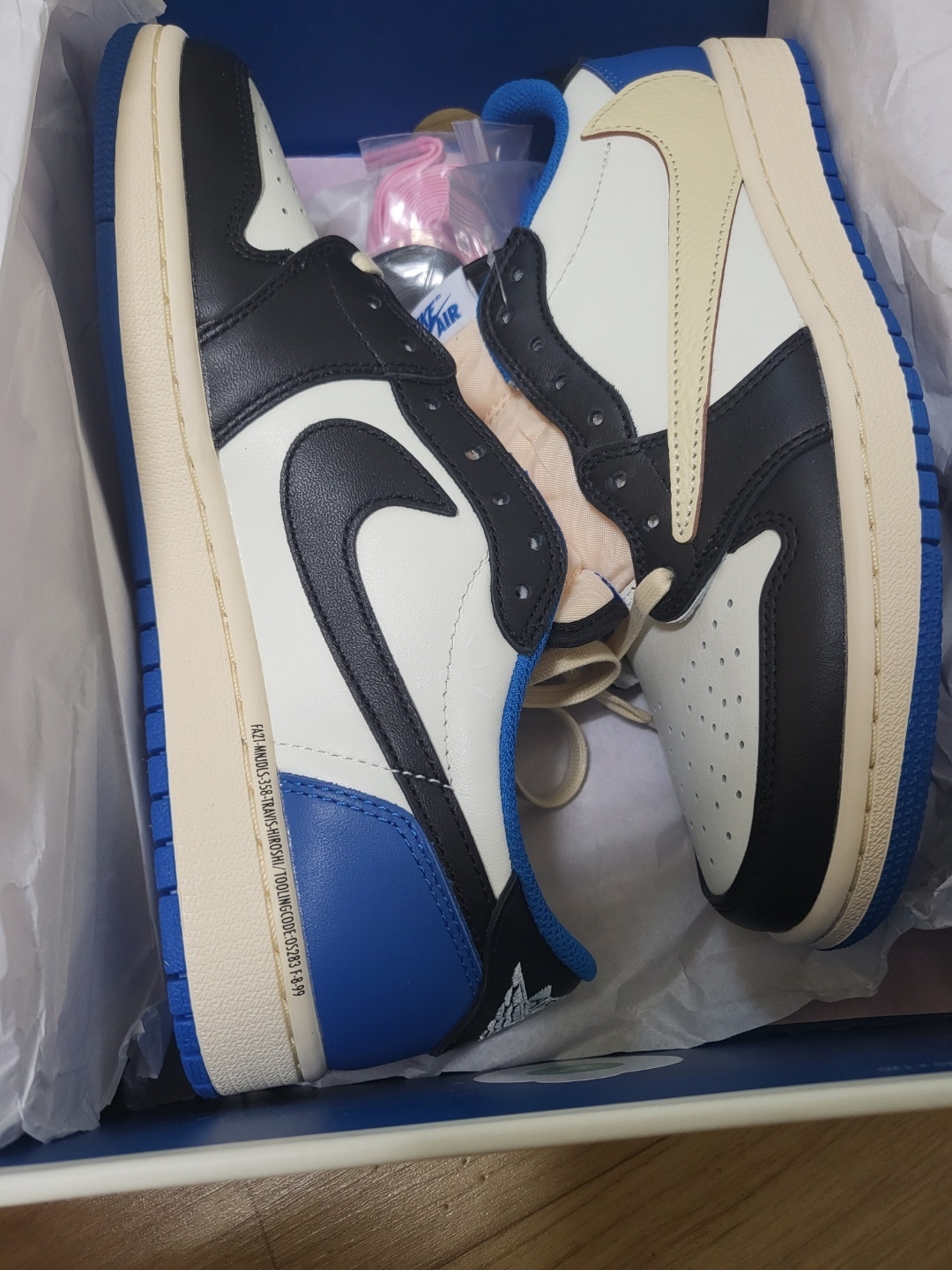 Jordan 1 x Travis Scott x Fragment Retro Low OG SP Military Blue 착용 스타일 - 2
