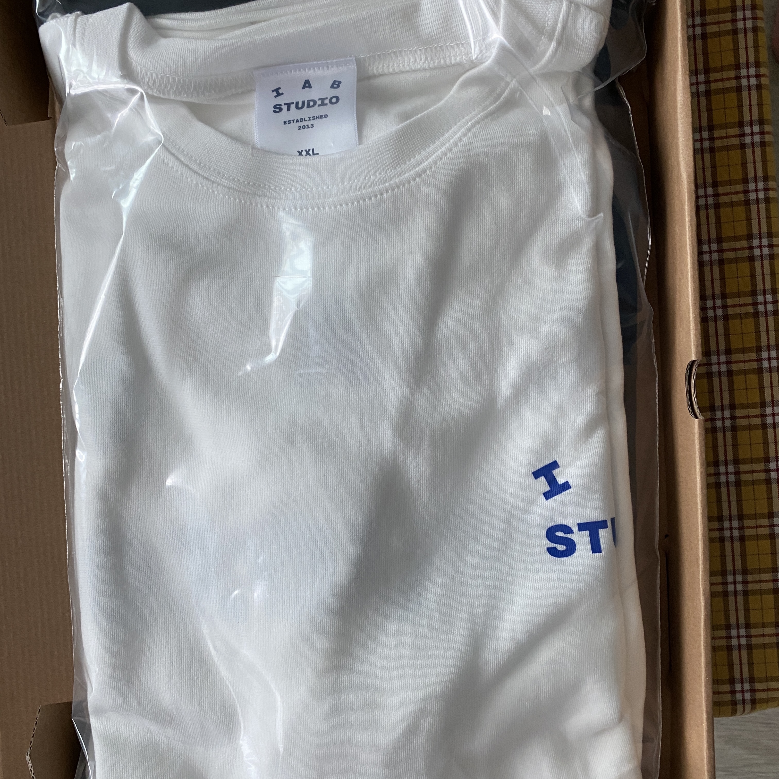 IAB Studio 10th Anniversary T-Shirts Pack White & Black (2 Pack) 착용 스타일 - 2
