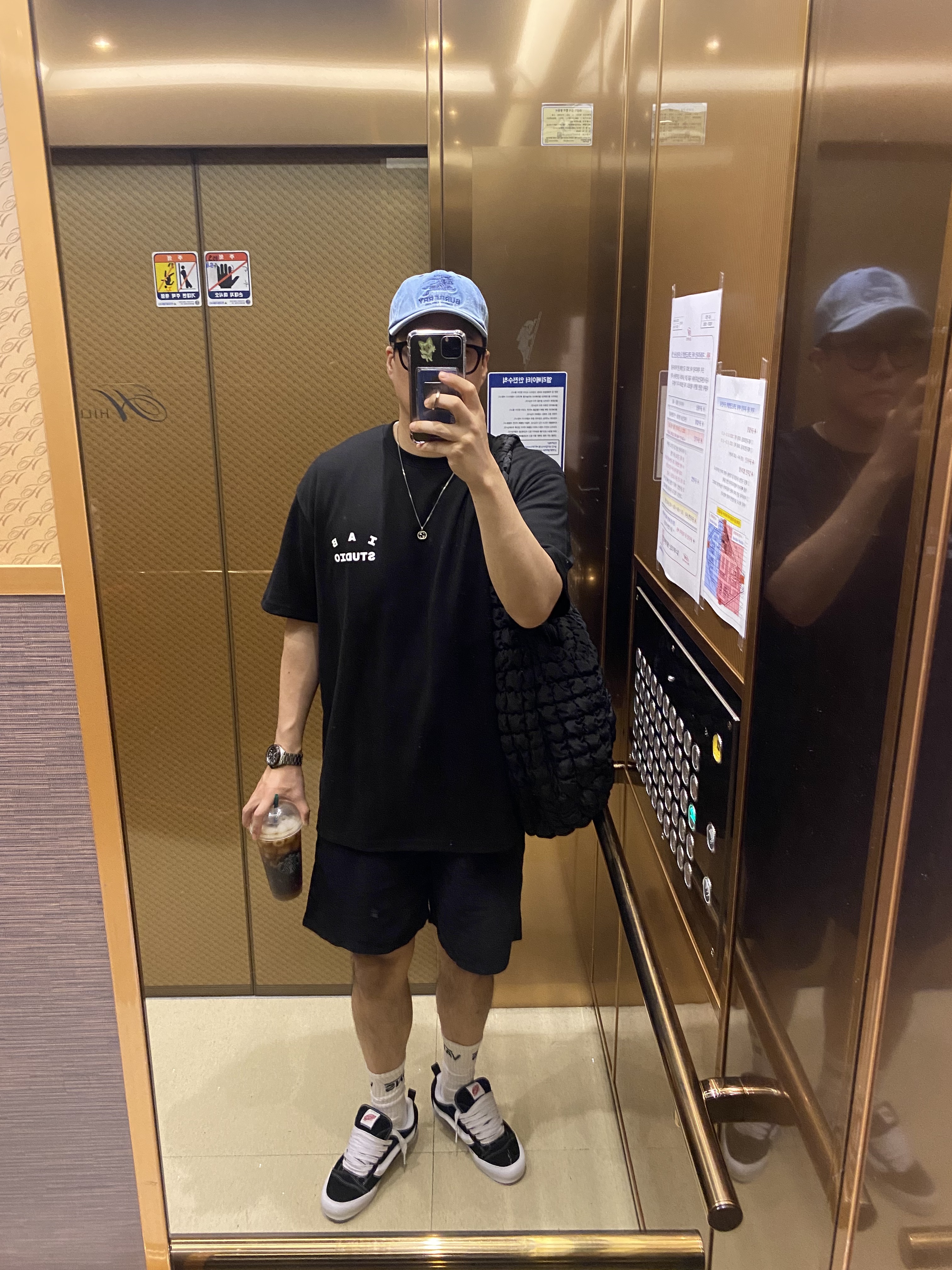 Supreme x Burberry Denim 6-Panel Washed Blue - 22SS, IAB Studio 10th Anniversary T-Shirts Pack White & Black (2 Pack) 착용 스타일 - 1