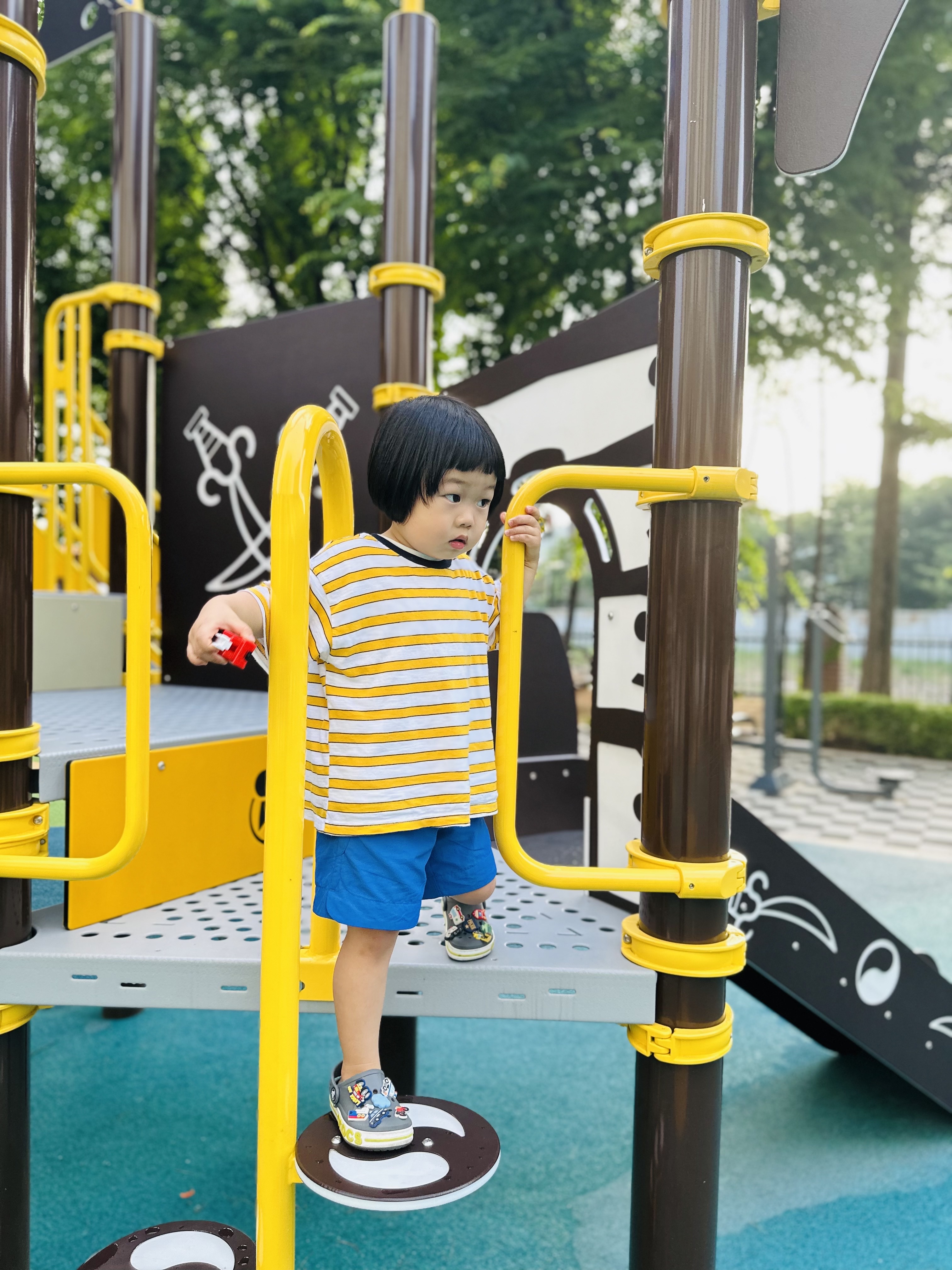 (Kids) Crocs Bayaband Clog Slate Grey Lime Punch 착용 스타일 - 1